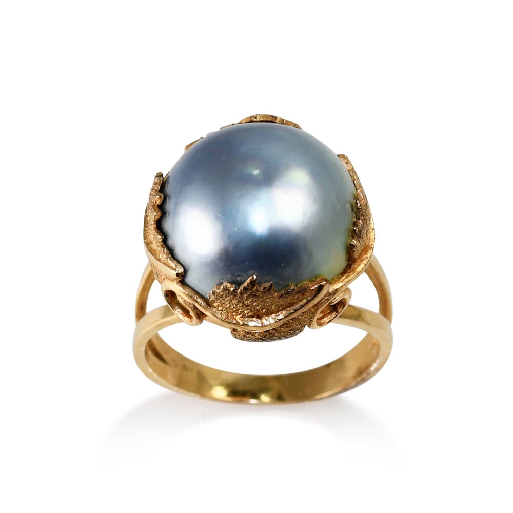Stunning 14K Yellow Gold Floral Mabe Pearl Ring Size 7: Stunning 14K Yellow Gold Floral Mabe Pearl Ring Size 7 Discover the elegance of this stunning vintage 14K Yellow Gold Pearl Ring, featuring a captivating large silver-gray mabe pearl. The ring showcas