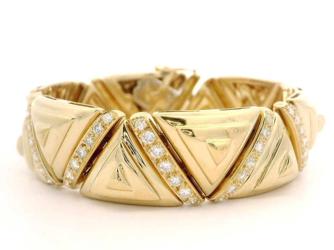 18k Yellow Gold 1.25ctw Diamond Puffed Triangular Link Bracelet: 18k Yellow Gold 1.25ctw Diamond Puffed Triangular Link Bracelet This stunning 18k Yellow Gold bracelet features a wide puffed triangular link design adorned with approximately 1.25 carats of natural d