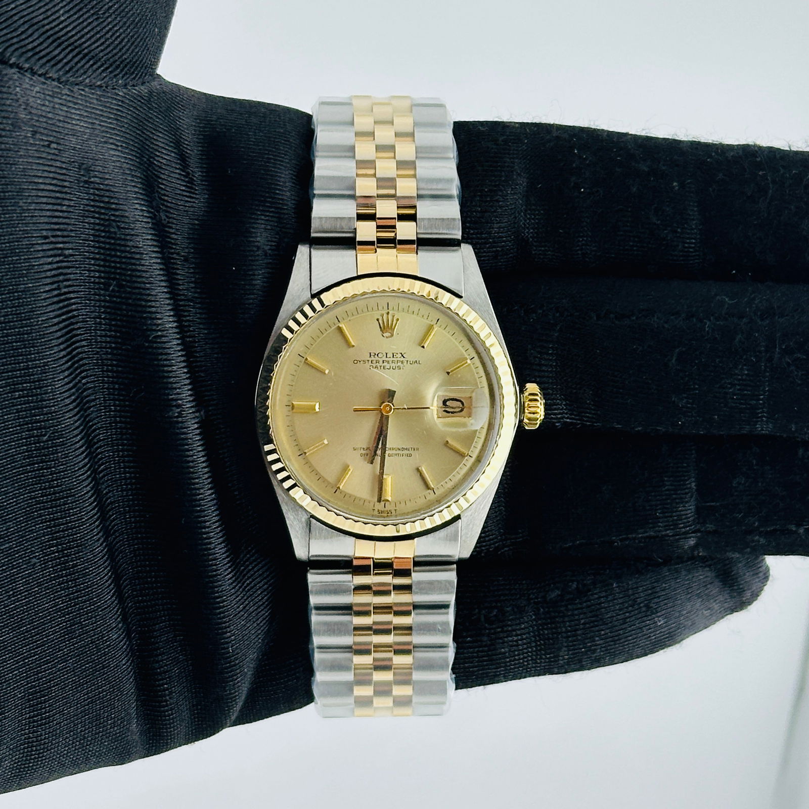 Rolex Datejust 1601 Champagne Stick Dial Aftermarket Jubilee: Rolex Datejust 1601 Champagne Stick Dial Aftermarket Jubilee This stunning Rolex Datejust features a sophisticated champagne stick dial complemented by a fluted bezel. Designed for men, this timepiece