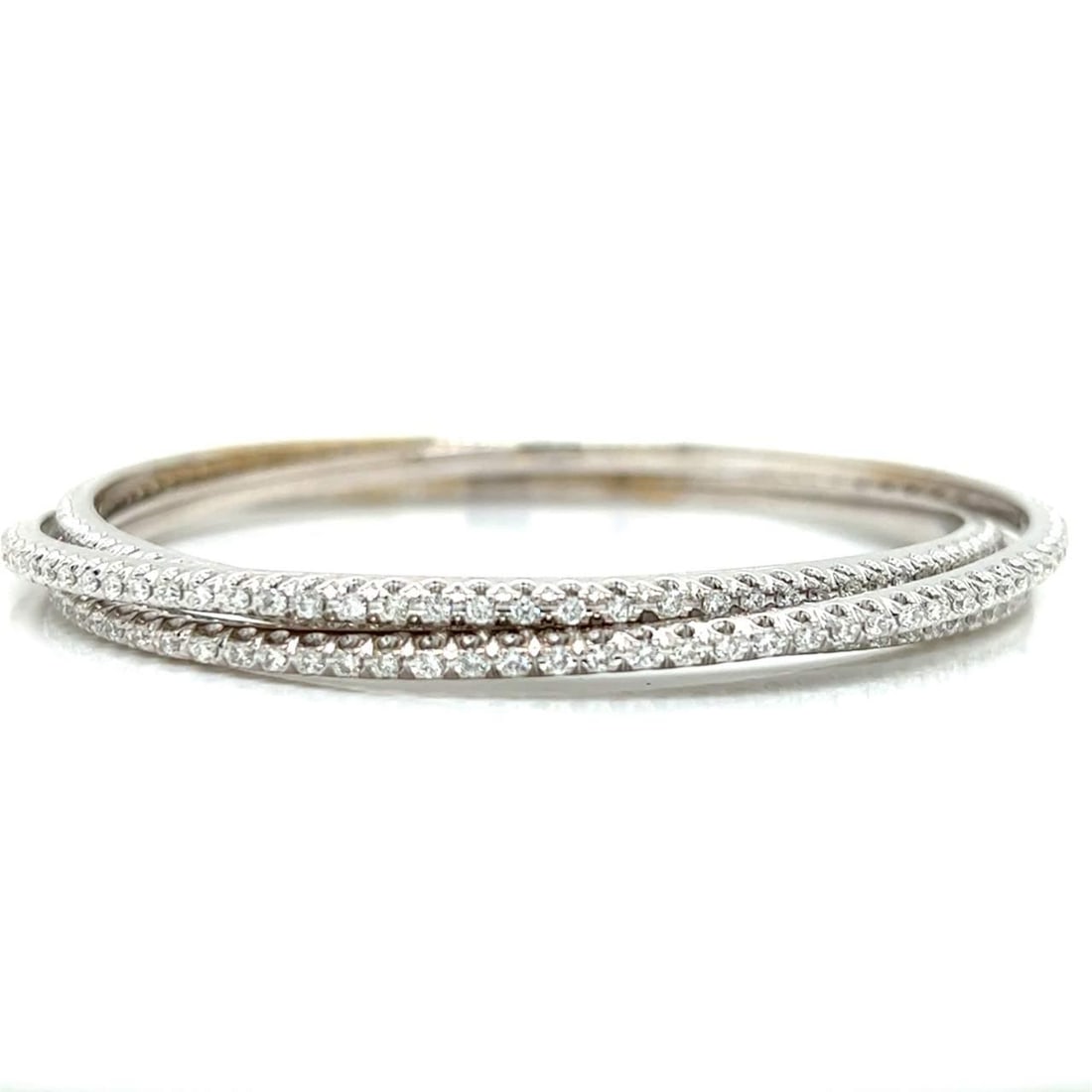 Elegant 18K White Gold 3-Bangle Diamond Bracelet 6.80 Ct: Elegant 18K White Gold 3-Bangle Diamond Bracelet 6.80 Ct This stunning 18K White Gold 3-Bangle Diamond Bracelet showcases an impressive total diamond weight of approximately 6.80 ct. It features 276 d