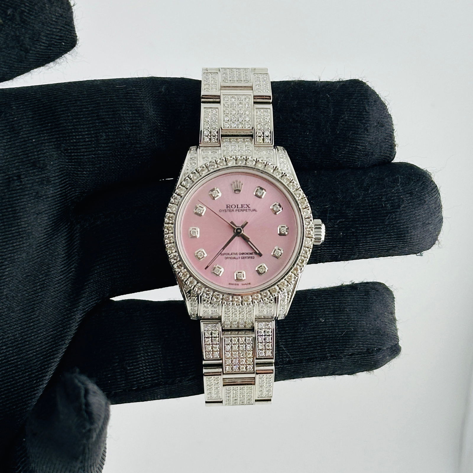 Rolex Oyster Perpetual Ladies Watch Pink Diamond Dial Ref 177200 Aftermarket: Rolex Oyster Perpetual Ladies Watch Pink Diamond Dial Ref 177200 Aftermarket This elegant Rolex Oyster Perpetual timepiece features a stunning white Mother of Pearl (MOP) dial, designed specifically f