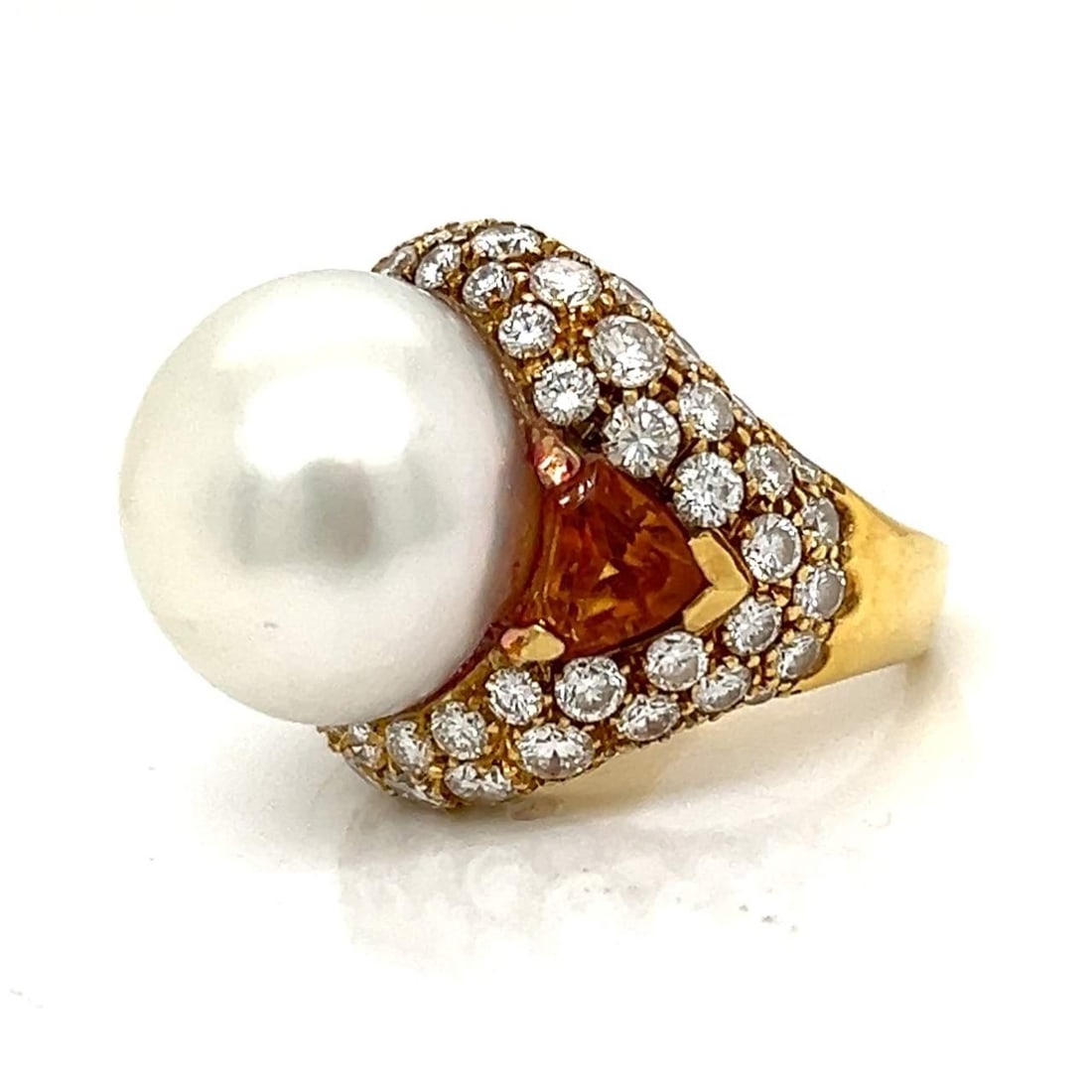 18K Yellow Gold Ring with South Sea Pearl Citrine and Diamonds: 18K Yellow Gold Ring with South Sea Pearl Citrine and Diamonds This stunning ring features a luxurious 18K yellow gold setting adorned with a beautiful South Sea pearl, measuring 16.5 mm. The design i