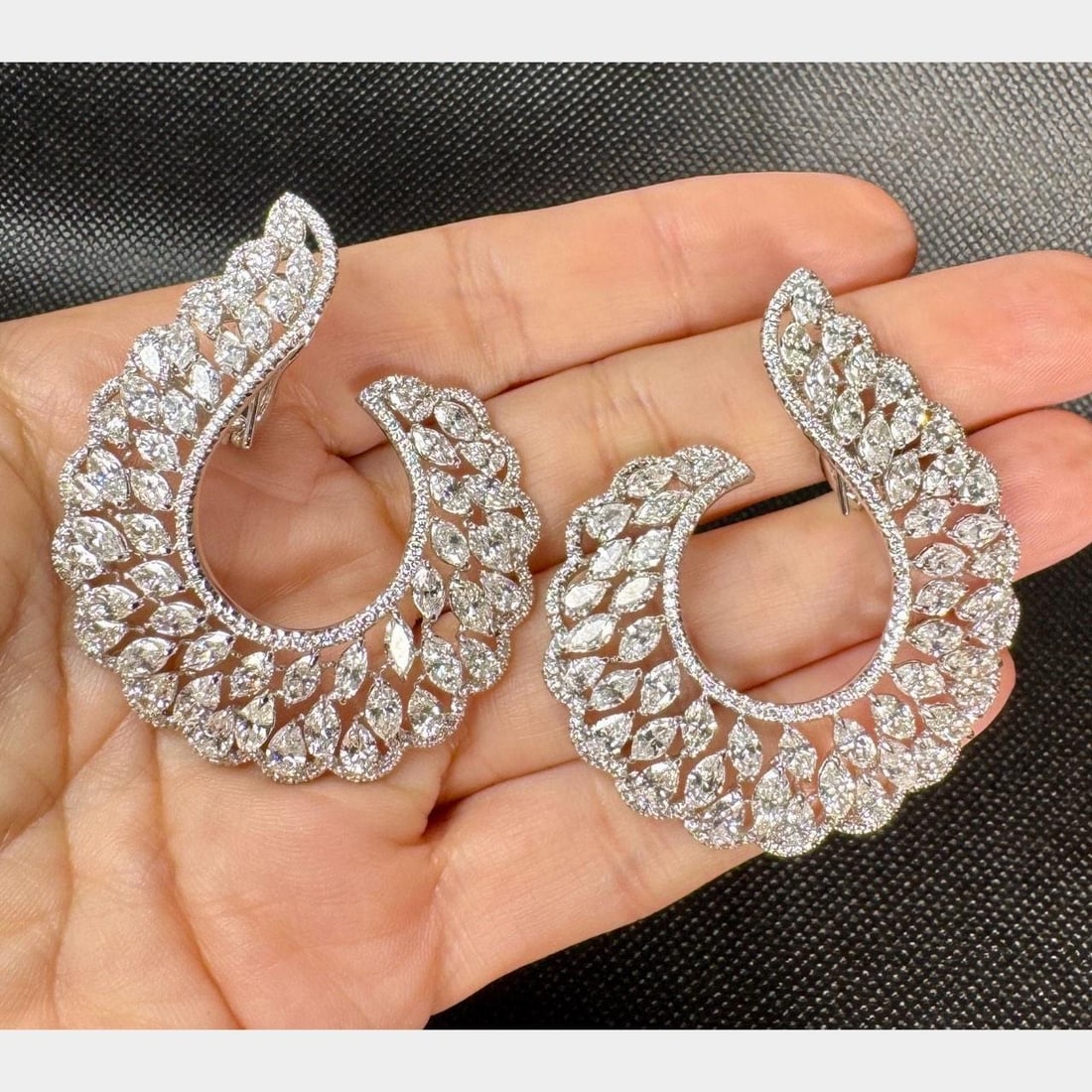 Stunning Platinum Diamond Earrings 22.20 Ct 108 Diamonds F-G VS1-SI1: Stunning Platinum Diamond Earrings 22.20 Ct 108 Diamonds F-G VS1-SI1 These exquisite platinum diamond earrings boast a remarkable total diamond weight of 22.20 carats, featuring 108 diamonds that weig