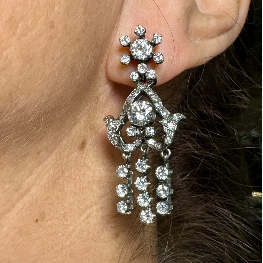 18K White Gold 6.10 Ct Diamond Earrings F-G VVS1-VS2: 18K White Gold 6.10 Ct Diamond Earrings F-G VVS1-VS2 These exquisite diamond earrings are crafted from 18K white gold and feature a stunning total diamond weight of 6.10 carats. The earrings are adorn