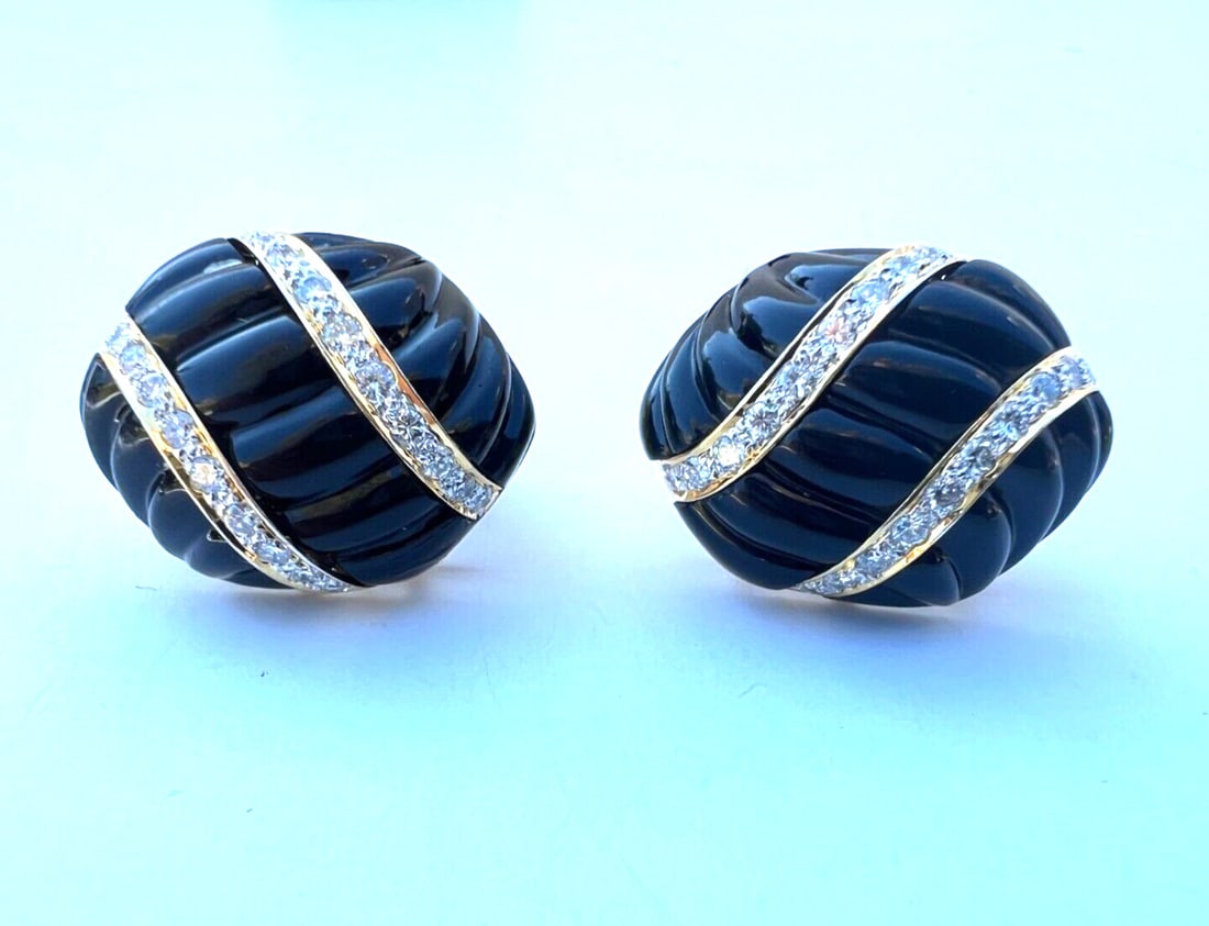 French 18K Yellow Gold Diamond Onyx Stud Earrings: French 18K Yellow Gold Diamond Onyx Stud Earrings Discover this exquisite pair of French earrings crafted from 18K yellow gold, featuring stunning diamond onyx stones. Each stud earring showcases exce