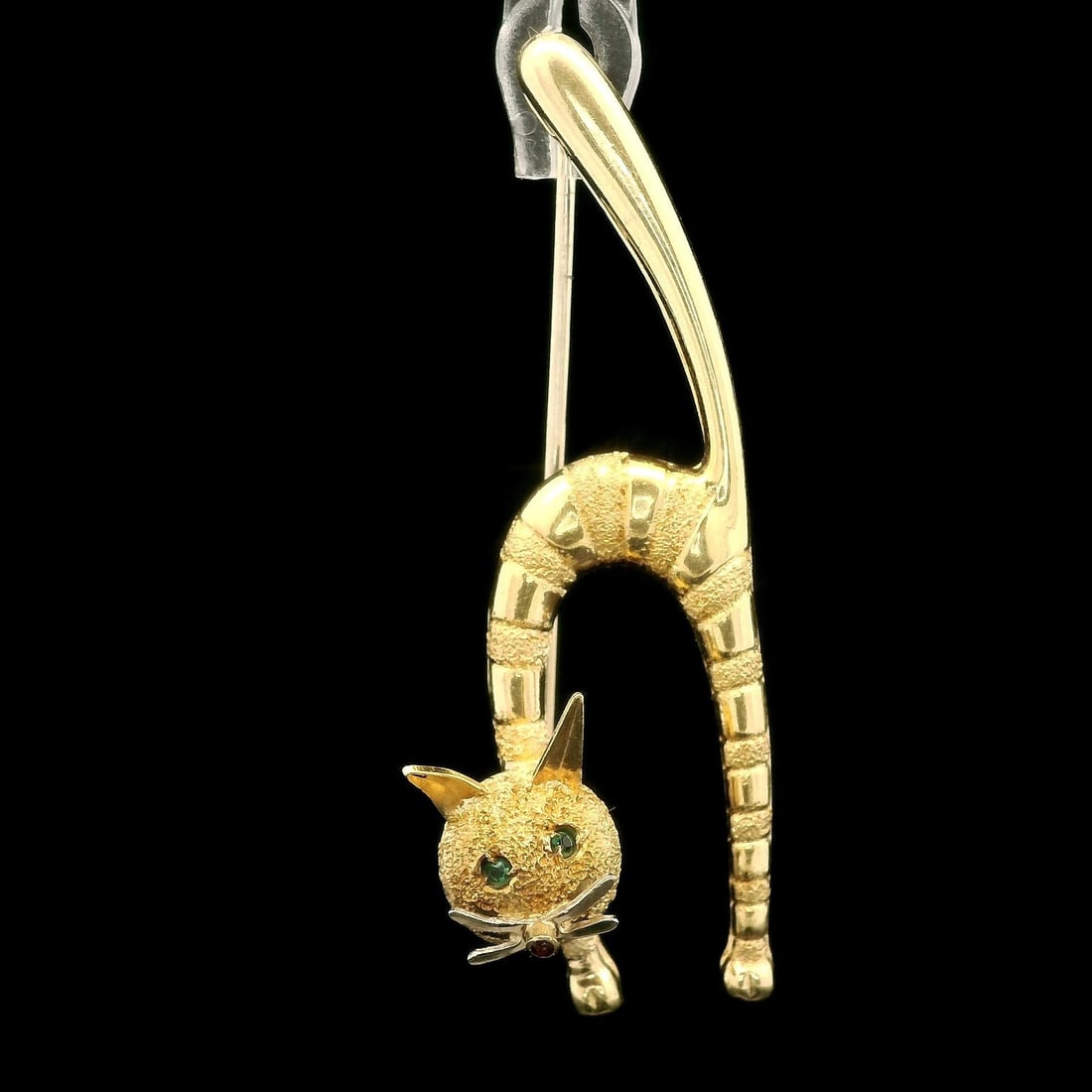 Vintage 18k Yellow Gold Whimsical Cat Brooch with Green and Red Stones: Vintage 18k Yellow Gold Whimsical Cat Brooch with Green and Red Stones This charming vintage brooch features an arched whimsical cat design crafted from solid 18k yellow gold. Its unique texture and p
