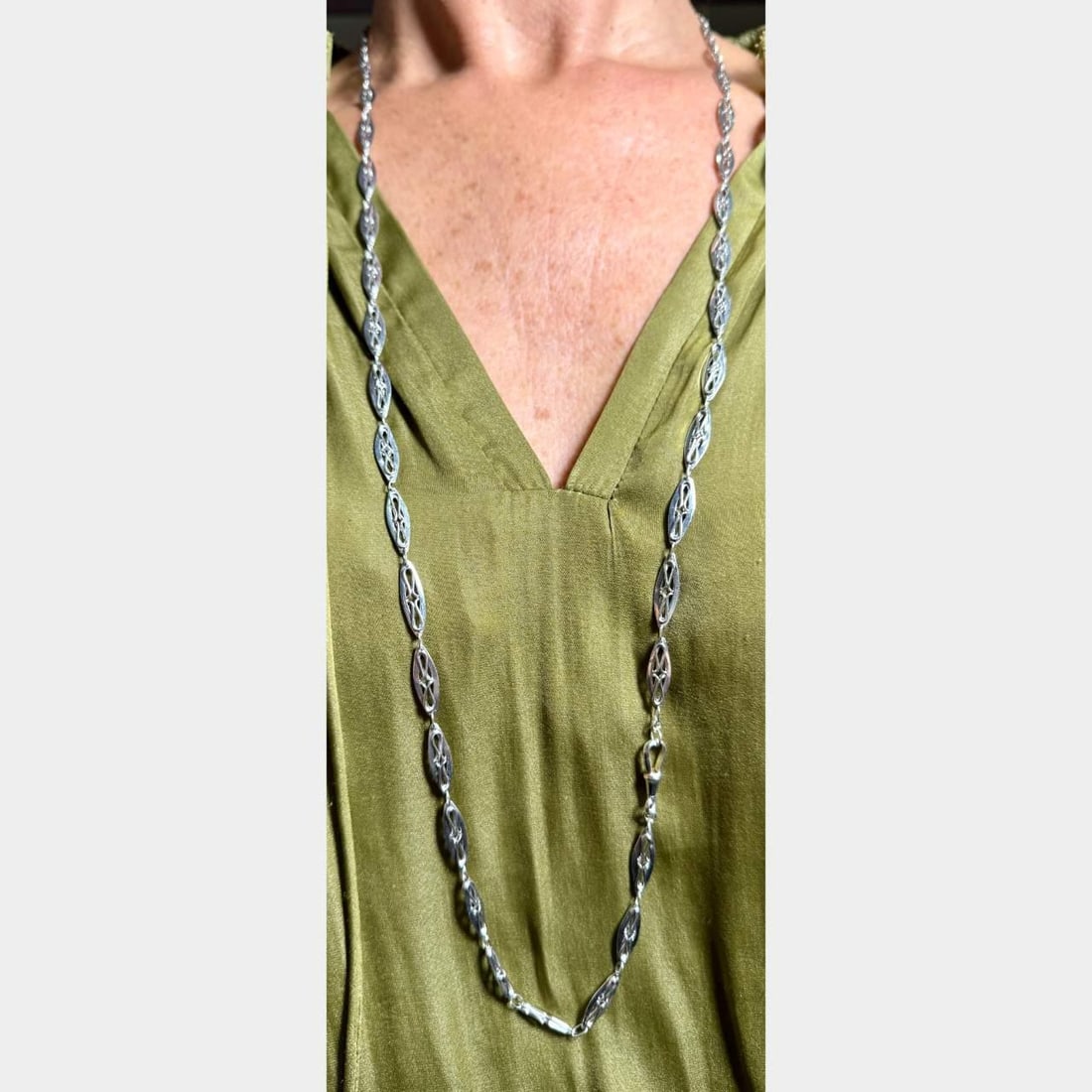 Elegant Antique Platinum Necklace 36 Inches 43.6 Grams: Elegant Antique Platinum Necklace 36 Inches 43.6 Grams Discover this exquisite antique platinum necklace, a timeless piece that showcases elegance and sophistication. Weighing 43.6 grams and measuring