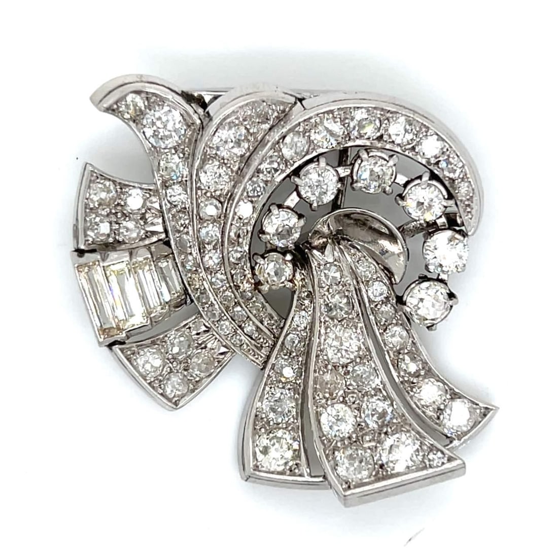 Art Deco Platinum Brooch 8.60 Ct Diamond Vintage Jewelry: Art Deco Platinum Brooch 8.60 Ct Diamond Vintage Jewelry This exquisite Art Deco brooch is crafted in platinum and features a stunning total diamond weight of 8.60 ct. It showcases 4 baguette diamonds