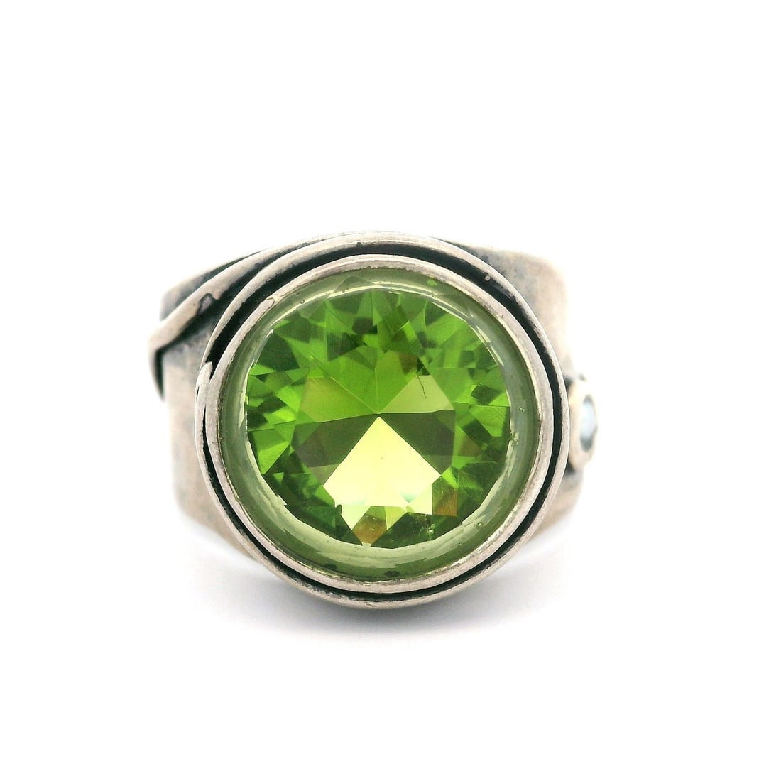 Vintage Sterling Silver Cocktail Ring with Green Cubic Zirconia and Pearl: Vintage Sterling Silver Cocktail Ring with Green Cubic Zirconia and Pearl This exquisite vintage ring features a striking apple green cubic zirconia at its center, beautifully bezel set to showcase it