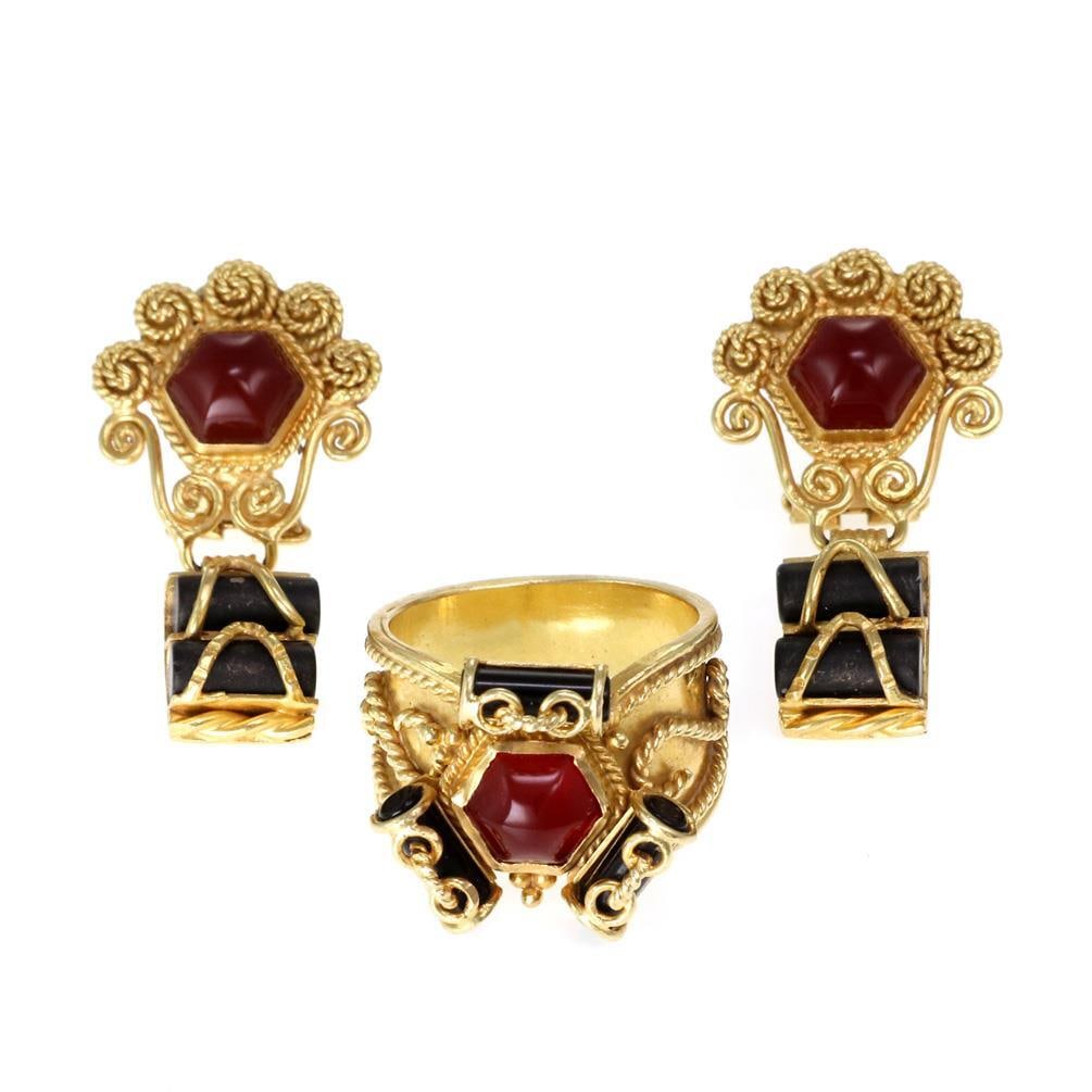 18k Yellow Gold Carnelian Onyx Dangle Earrings Ring Set: 18k Yellow Gold Carnelian Onyx Dangle Earrings Ring Set This stunning set features a pair of dangle earrings and a matching ring, both expertly crafted from 18k yellow gold. The earrings showcase a be