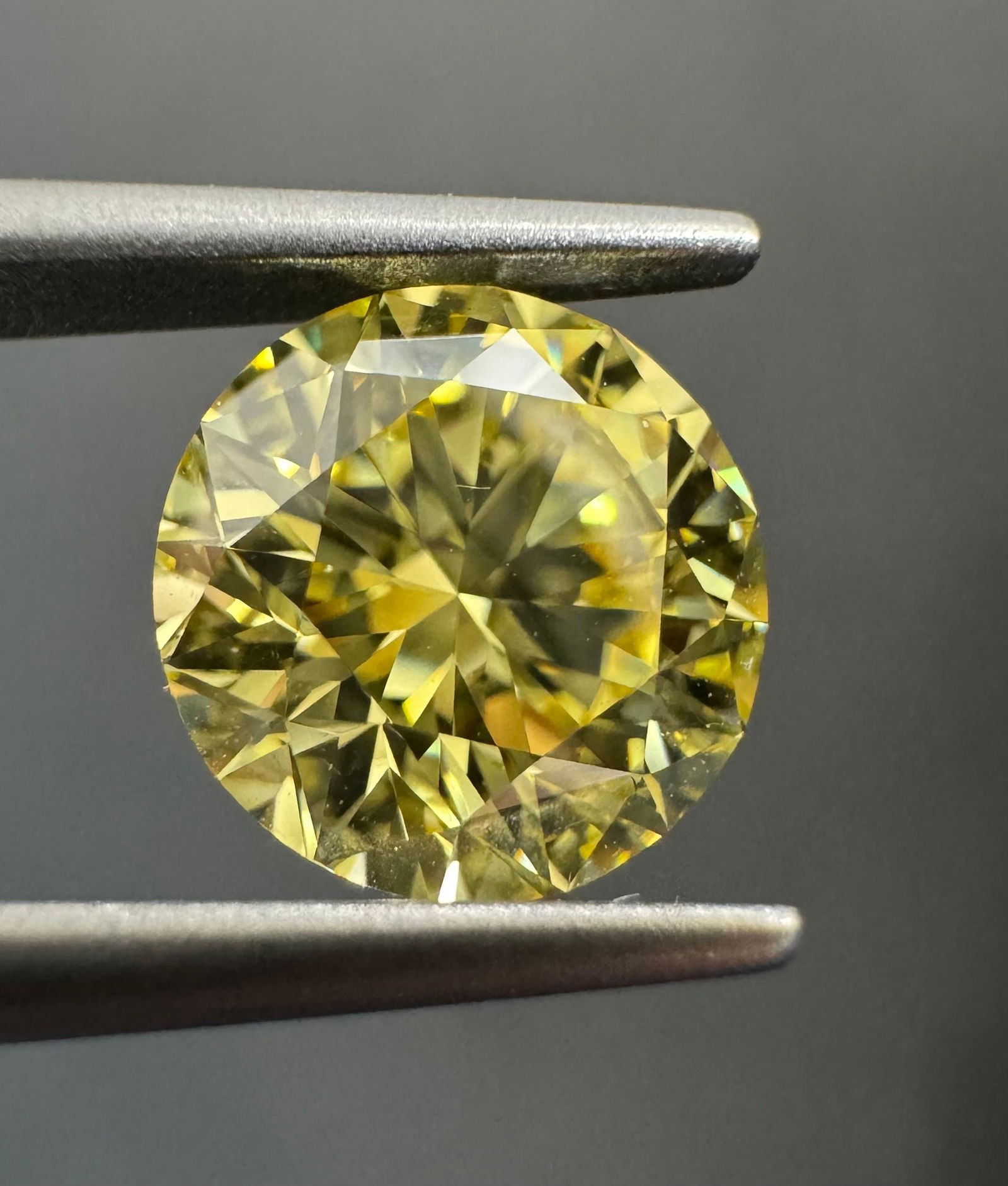 Loose Diamond - ROUND 1.52ct Fancy Yellow VVS2: Loose Diamond - ROUND 1.52ct Fancy Yellow VVS2 Source: Natural Shape: ROUND Carats: 1.52 Color: Fancy Yellow Certification: GIA The Diamond Depot Guarantee: All items in this auction are guaranteed to