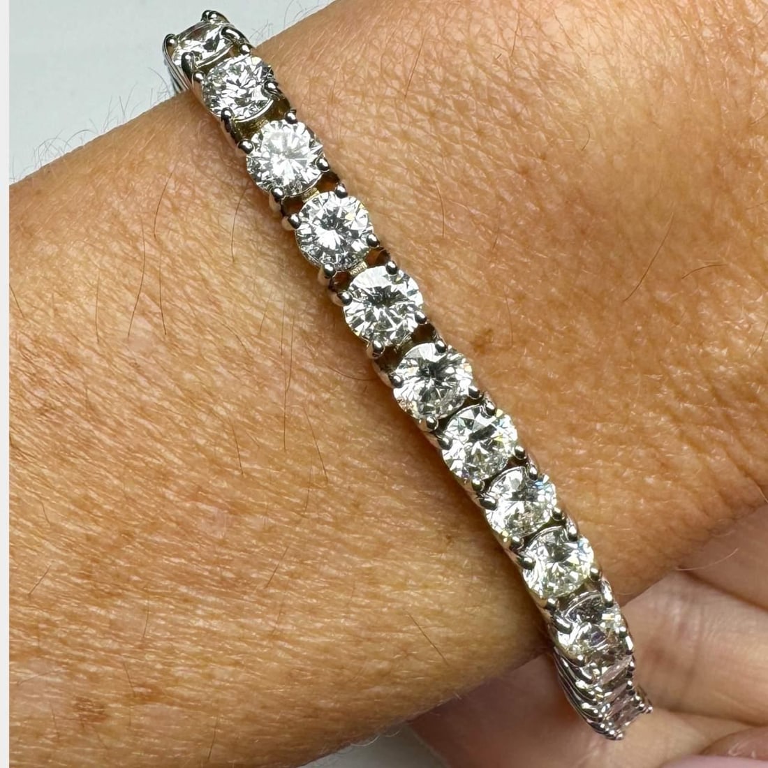 14K White Gold 12.94 Ct Diamond Tennis Bracelet with 36 Stones: 14K White Gold 12.94 Ct Diamond Tennis Bracelet with 36 Stones This exquisite tennis bracelet is crafted from 14K white gold and features a stunning total of 36 diamonds weighing 12.94 ct. The diamond