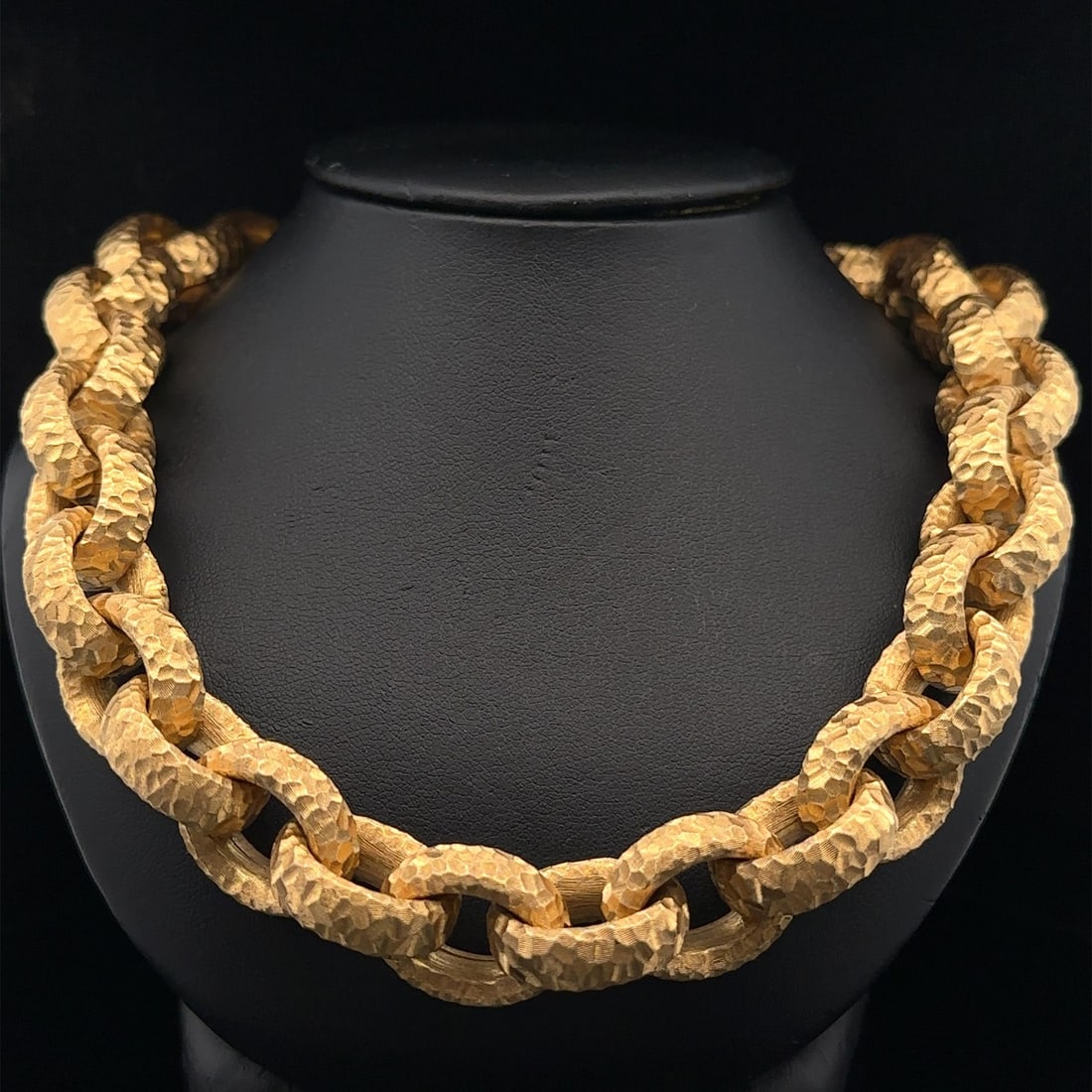 Nicolis Cola 18k Yellow Gold 19 Hammered Oval Rolo Link Necklace: Nicolis Cola 18k Yellow Gold 19 Hammered Oval Rolo Link Necklace Elevate your jewelry collection with this stunning 18k Yellow Gold Hammered Florentine Oval Rolo Link Necklace from Nicolis Cola. This