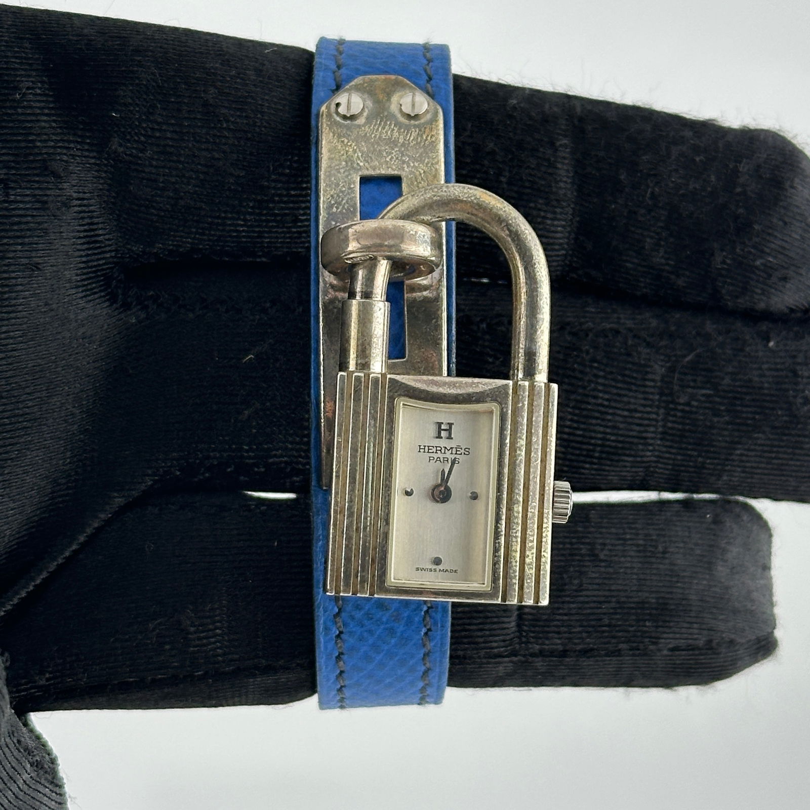 Hermes Kelly Ladies Watch Silver Dial Leather Strap Ref KE1.201.170: Hermes Kelly Ladies Watch Silver Dial Leather Strap Ref KE1.201.170 This Hermes Kelly watch features a silver dial paired with a leather bracelet. Designed for ladies, it offers a refined and elegant