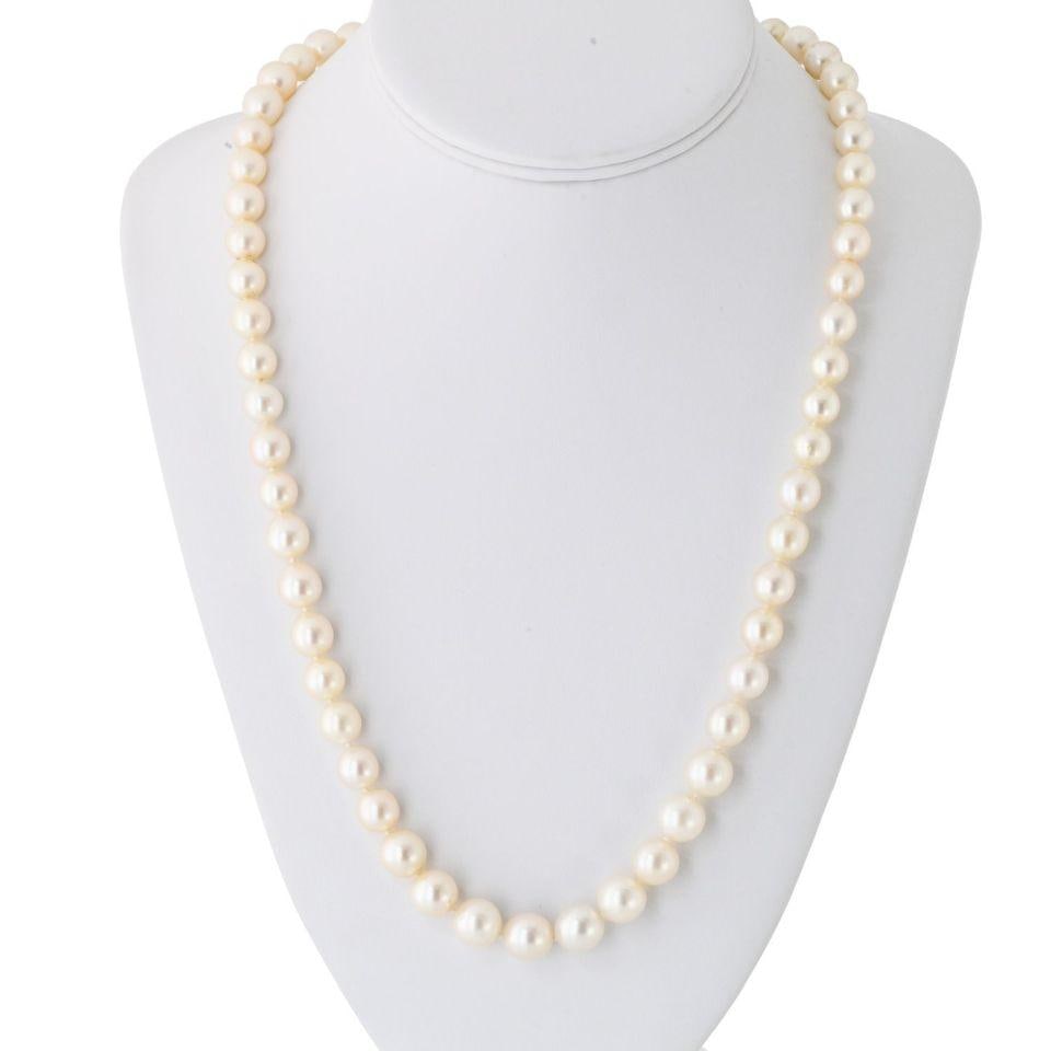 David Webb Vintage Platinum Pearl Necklace with Diamond Clasp 22": David Webb Vintage Platinum Pearl Necklace with Diamond Clasp 22" This stunning vintage necklace features exquisite pearls crafted by renowned jeweler David Webb, measuring 22 inches in length. The ne