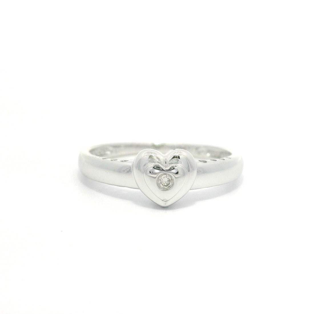 14k White Gold Dainty Heart Shape Diamond Ring 0.20ctw: 14k White Gold Dainty Heart Shape Diamond Ring 0.20ctw This exquisite ring showcases a charming heart-shaped design crafted in solid 14k white gold. It features a natural, round brilliant cut diamond,