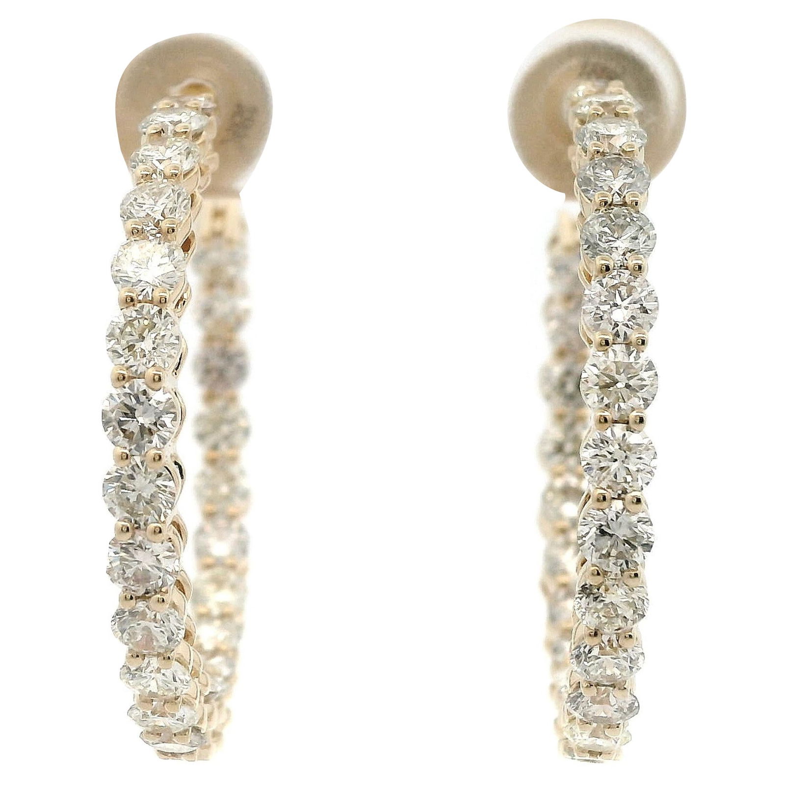 3.94ct Diamond Hoop Earrings in 18k Yellow Gold: 3.94ct Diamond Hoop Earrings in 18k Yellow Gold Elevate your jewelry collection with these stunning 3.94ct Round Diamond Hoop Earrings, crafted from luxurious 18k Yellow Gold. These contemporary earri