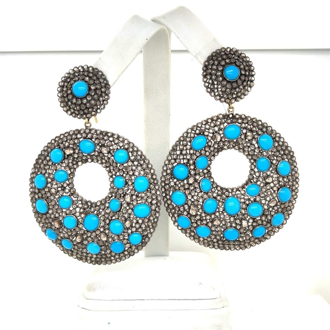 Stunning Silver 18K Gold Rose Cut Diamond Earrings 13.00 Ct: Stunning Silver 18K Gold Rose Cut Diamond Earrings 13.00 Ct These stunning earrings are crafted from silver and feature 18K gold accents. They showcase approximately 13.00 Ct. of exquisite rose cut di