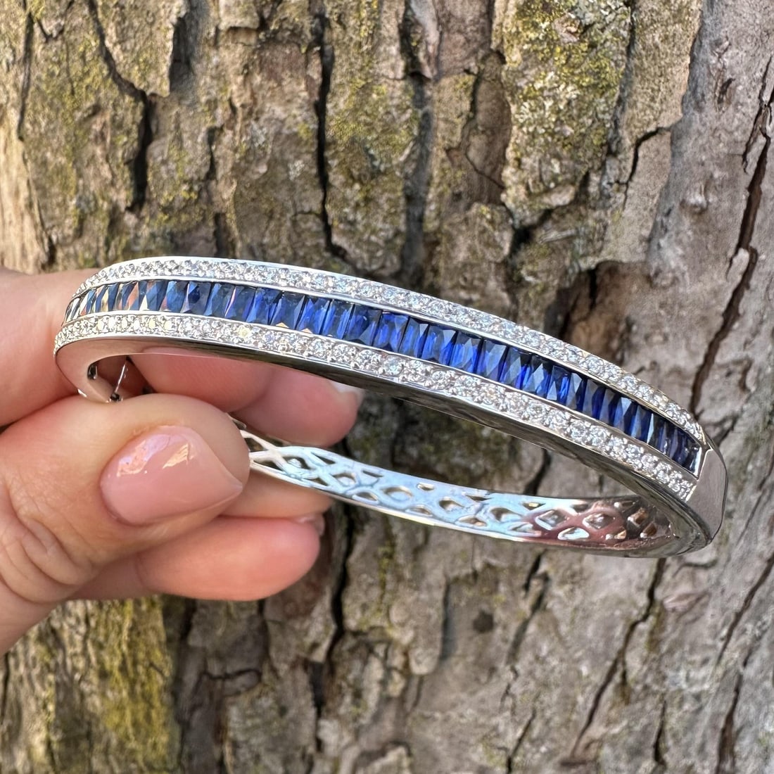 18k White Gold Sapphire and Diamond Hinged Open Bangle Bracelet 5.5ctw: 18k White Gold Sapphire and Diamond Hinged Open Bangle Bracelet 5.5ctw This elegant hinged open bangle bracelet is crafted from solid 17-18k white gold and features a stunning combination of natural r