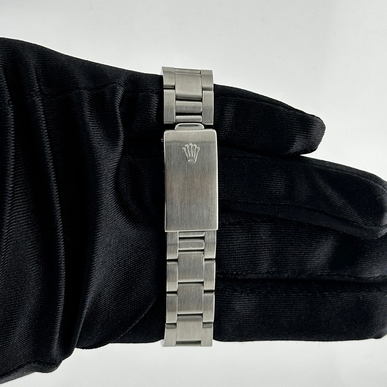 Ladies Oyster Perpetual Ref 67480 Watch with Salmon Dial and Oyster Bracelet: Ladies Oyster Perpetual Ref 67480 Watch with Salmon Dial and Oyster Bracelet This Rolex Oyster Perpetual features a salmon dial and is designed for ladies. It includes a smooth bezel and an Oyster bra