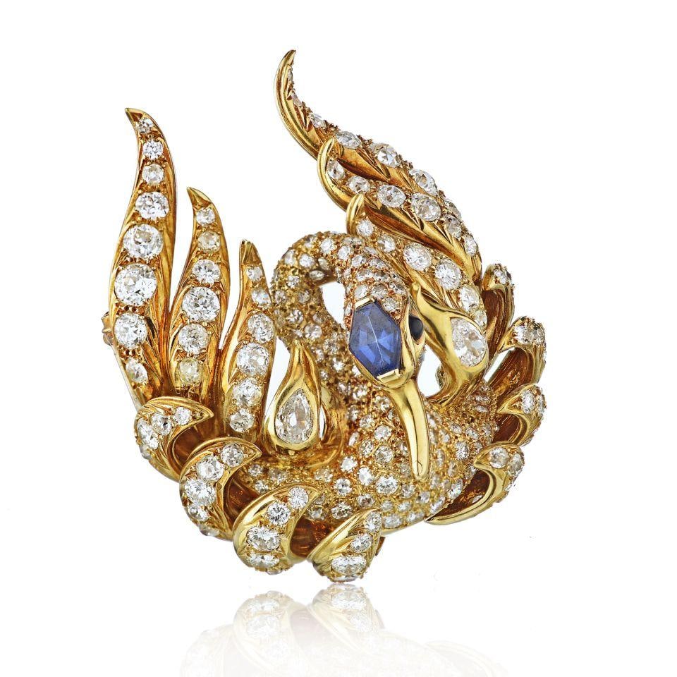 French 18K Yellow Gold Swan Brooch 16ct Diamonds Double Pin Closure: French 18K Yellow Gold Swan Brooch 16ct Diamonds Double Pin Closure This exquisite French brooch features a stunning swan design crafted from luxurious 18K yellow gold. Adorned with approximately 16 c