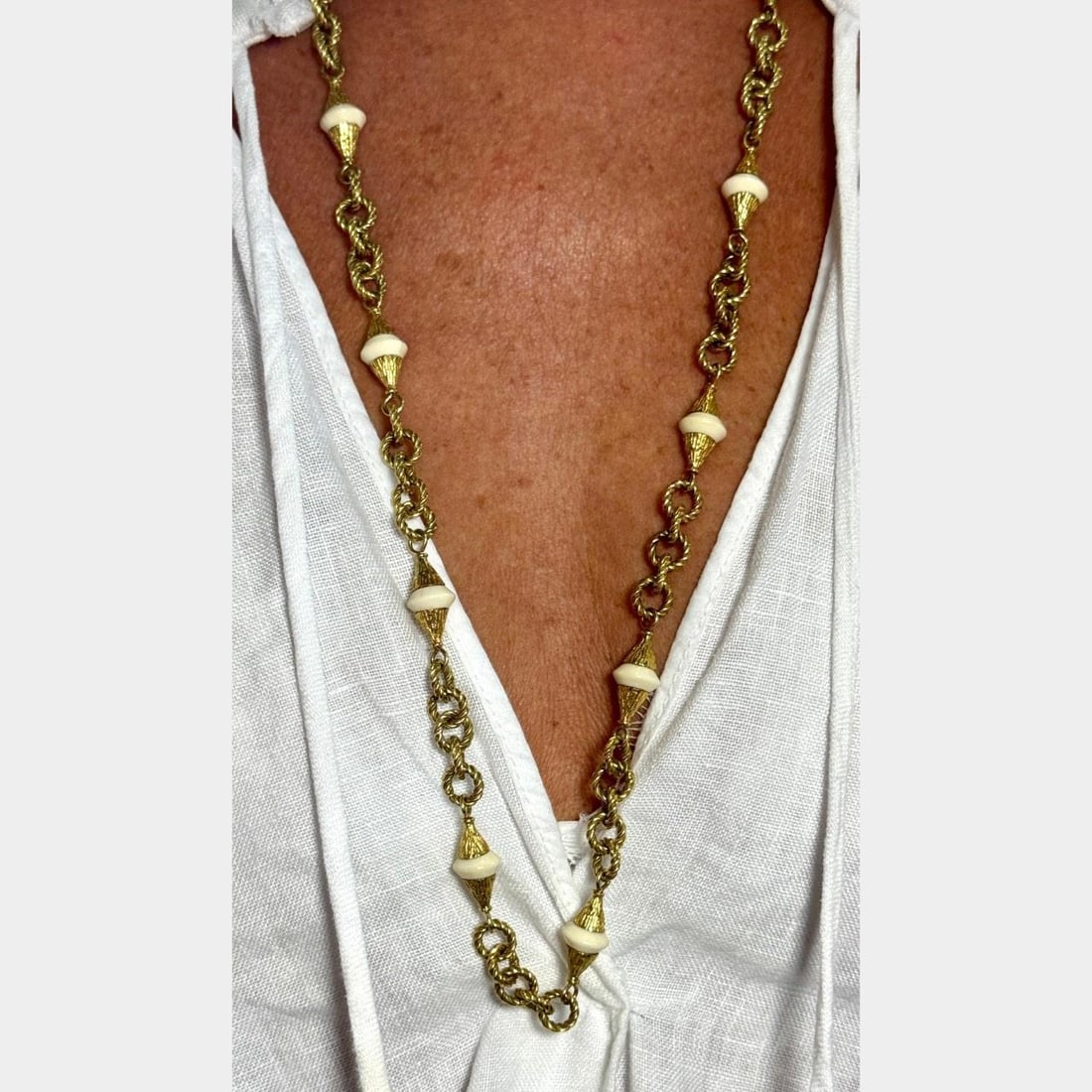 Vintage TIFFANY & CO. 18K Yellow Gold Bone Necklace 31 Inches: Vintage TIFFANY & CO. 18K Yellow Gold Bone Necklace 31 Inches This exquisite necklace from the iconic Tiffany & Co. features a stunning 18K yellow gold design shaped like a bone. With a substantial we