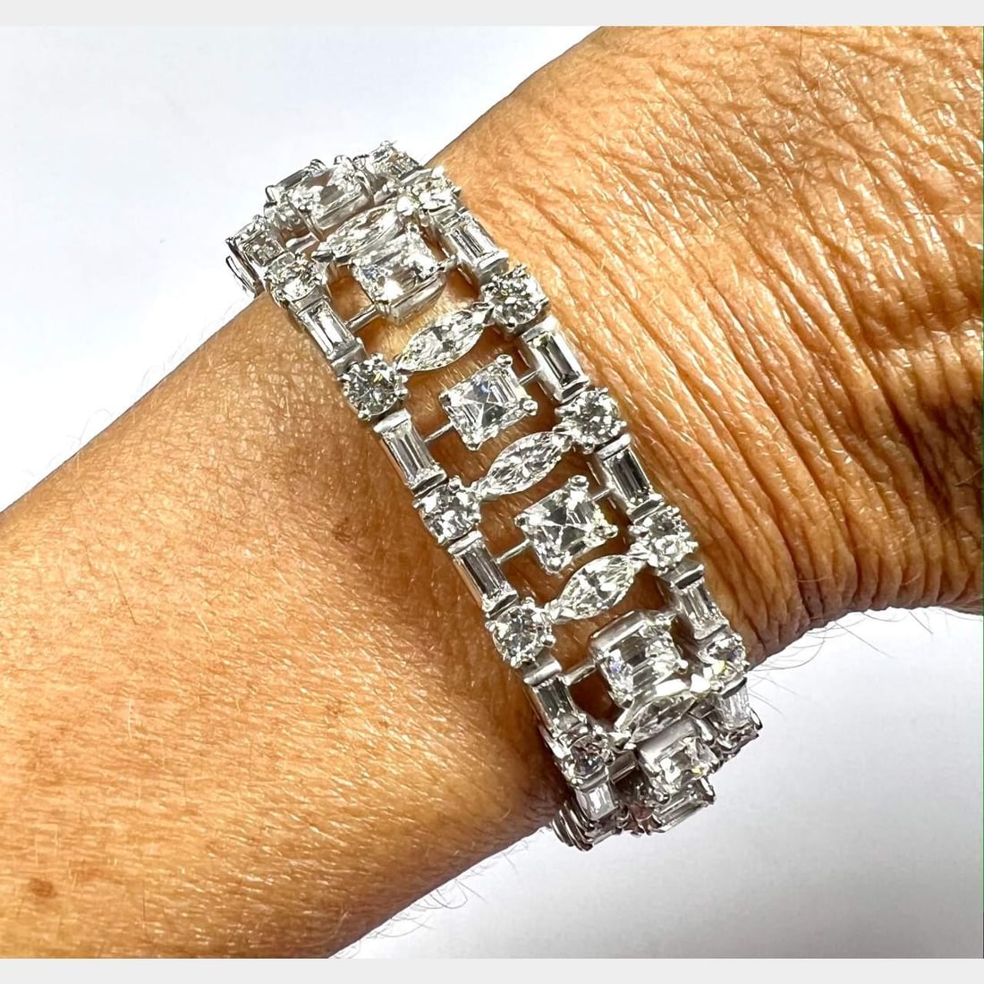 Art Deco Platinum Diamond Bracelet 39.70 Ct D-F VVS-VS: Art Deco Platinum Diamond Bracelet 39.70 Ct D-F VVS-VS This stunning Art Deco bracelet is crafted in platinum and features an impressive total diamond weight of 39.70 ct. The bracelet weighs 78.6 gram