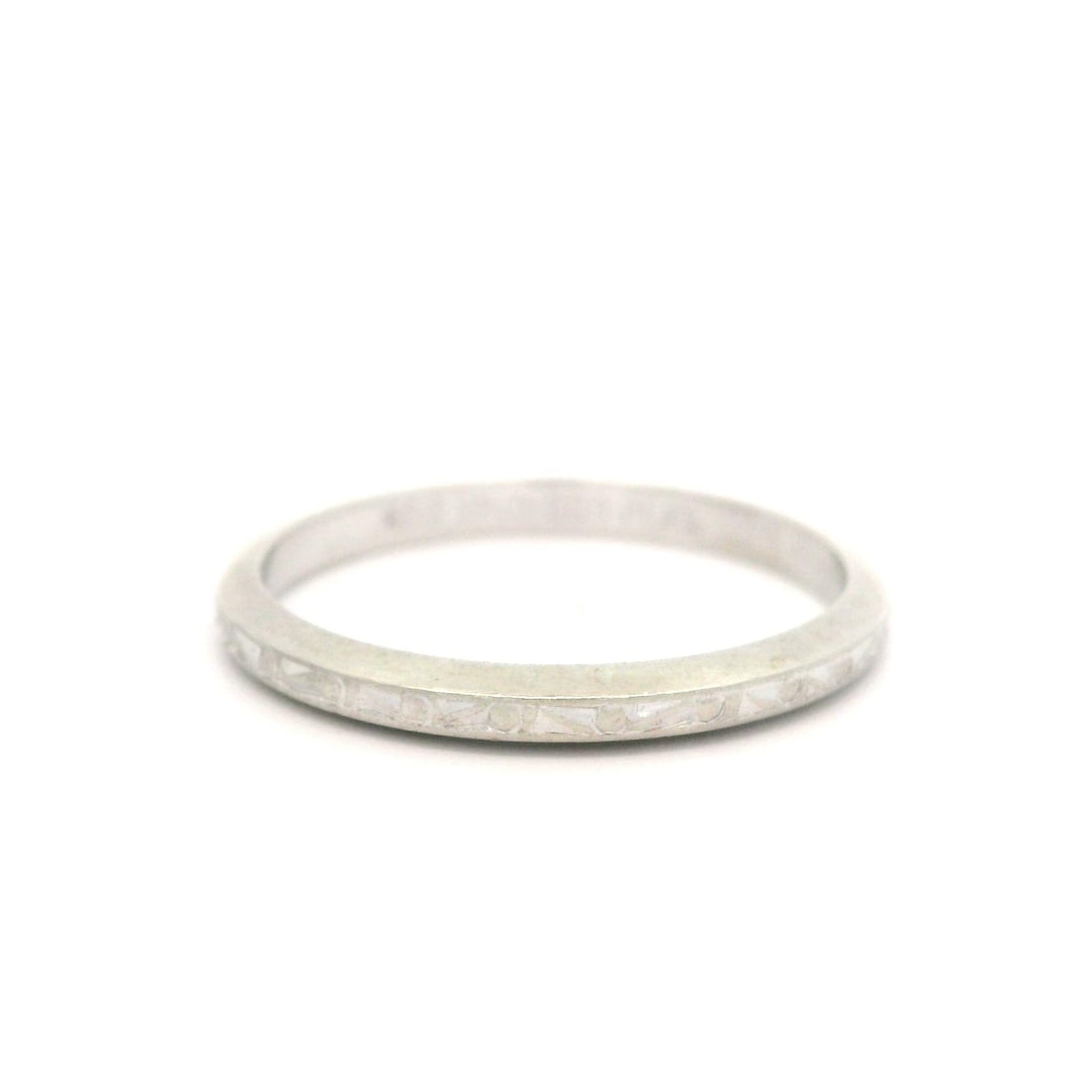 Antique Platinum 2mm Eternity Band Ring Size 5.5: Antique Platinum 2mm Eternity Band Ring Size 5.5 This exquisite antique eternity band ring features intricate scroll work and is crafted from solid platinum, showcasing a timeless design. The ring mea