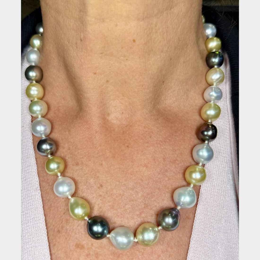 Elegant 18K South Sea Pearl Necklace with 34 Pearls: Elegant 18K South Sea Pearl Necklace with 34 Pearls This stunning 18K South Sea Pearl Necklace is a true statement piece. It features 34 exquisite South Sea Pearls, each ranging in size from 11.75 to