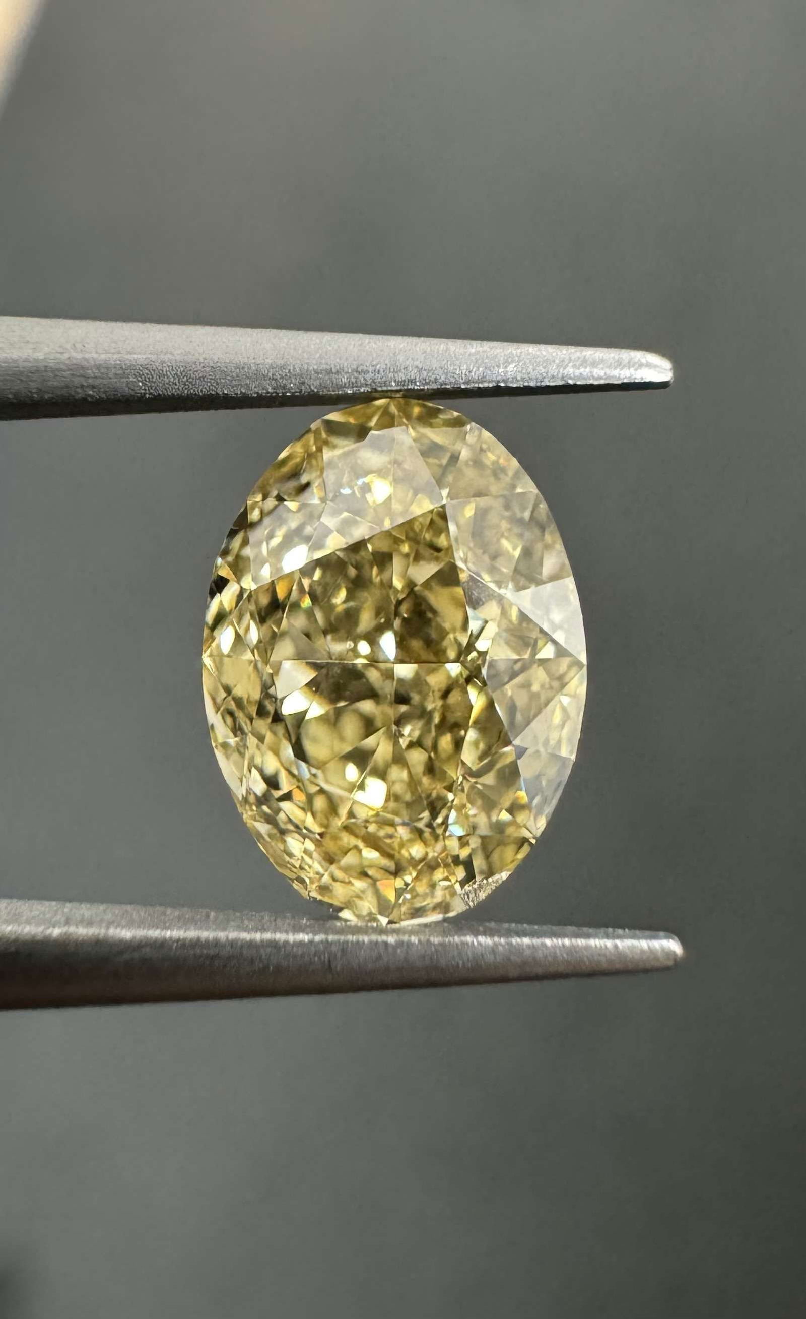 Loose Diamond - OVAL 1.46ct Fancy Brownish Yellow VS2: Loose Diamond - OVAL 1.46ct Fancy Brownish Yellow VS2 Source: Natural Shape: OVAL Carats: 1.46 Color: Fancy Brownish Yellow Certification: GIA Video: