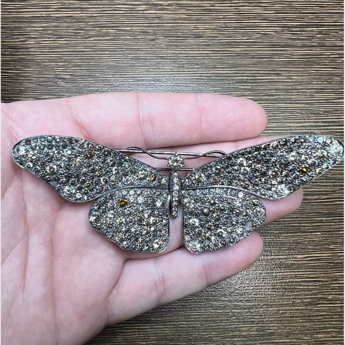 Elegant 18K Black Gold Butterfly Brooch with 20.36 Ct Diamonds: Elegant 18K Black Gold Butterfly Brooch with 20.36 Ct Diamonds This exquisite 18K Black Gold En Tremblant Butterfly Brooch is a stunning piece of jewelry that showcases elegance and sophistication. We