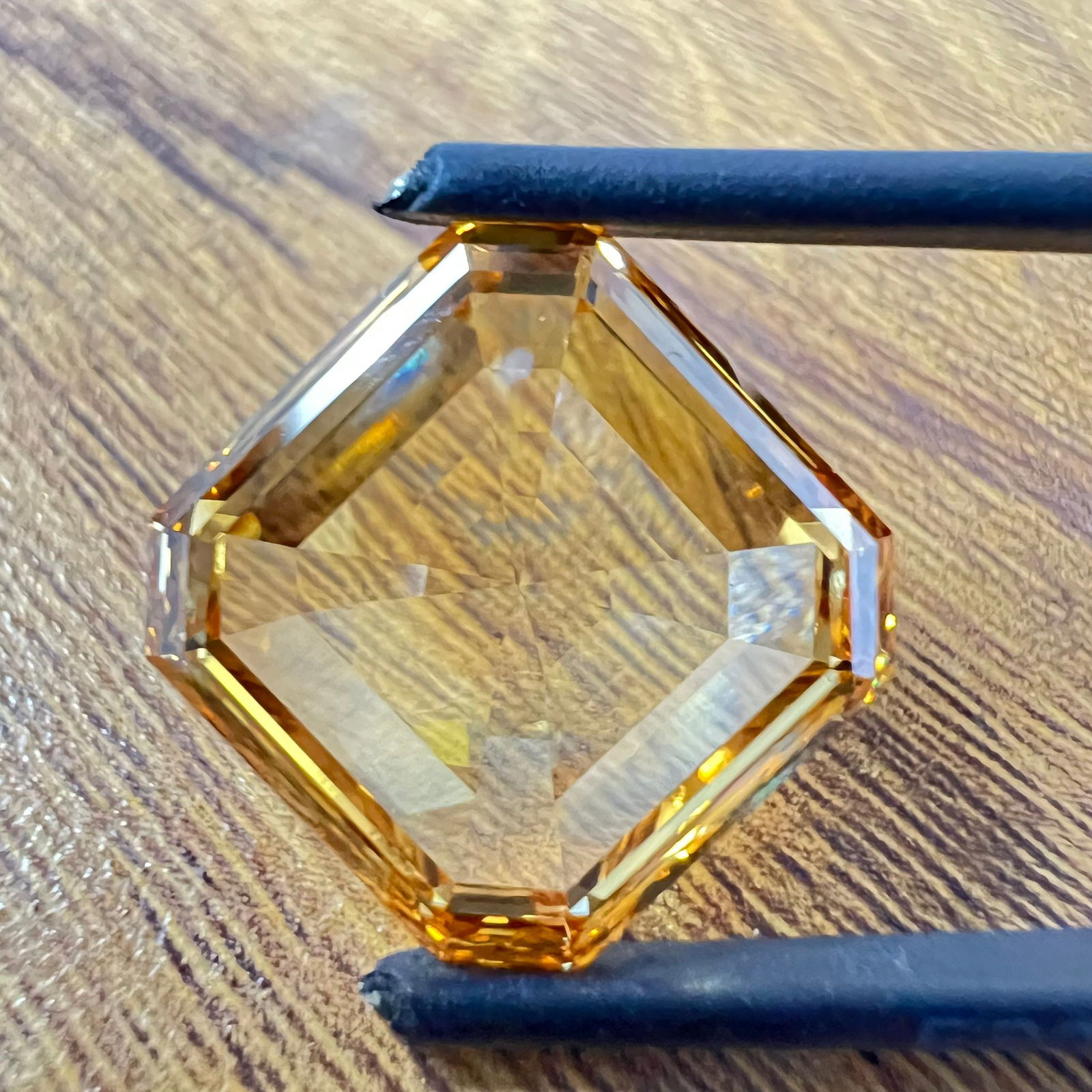 Loose Diamond - ASSCHER 9.19ct Yellow VS1: Loose Diamond - ASSCHER 9.19ct Yellow VS1 Source: This is a real non-mined Diamond that has been grown in a lab Shape: ASSCHER Carats: 9.19 Color: Yellow Certification: NONE The Diamond Depot Guarante