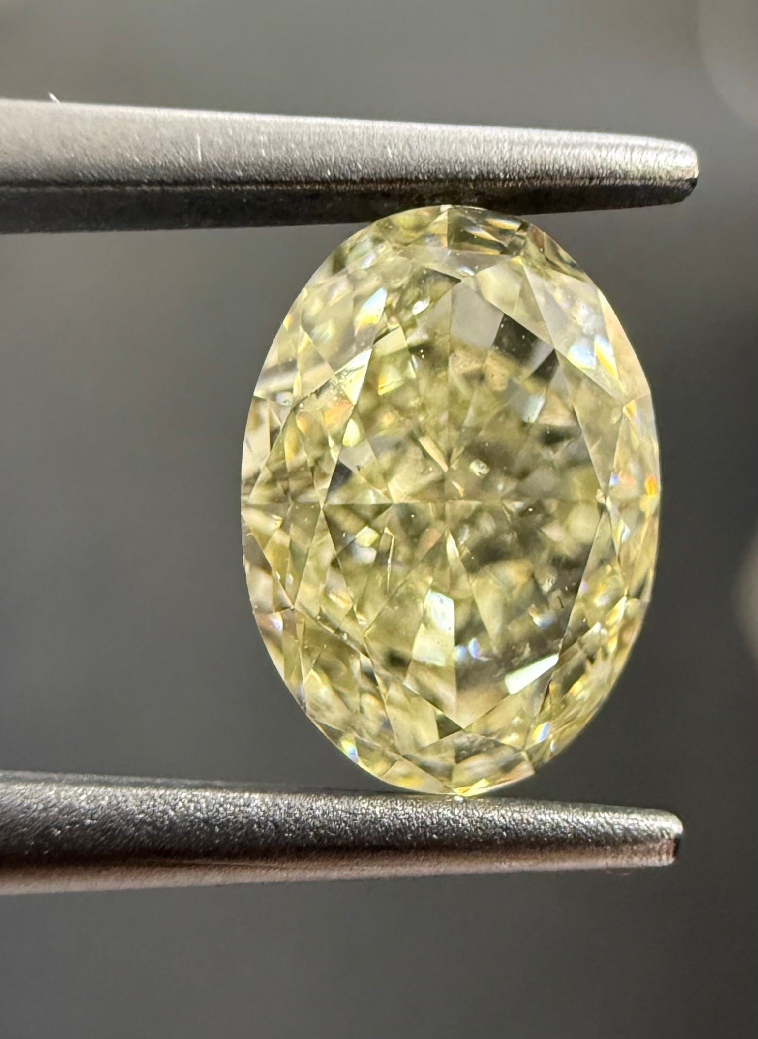 Loose Diamond - OVAL 1.21ct U-V VS2: Loose Diamond - OVAL 1.21ct U-V VS2 Source: Natural Shape: OVAL Carats: 1.21 Color: U-V Certification: GIA Video: