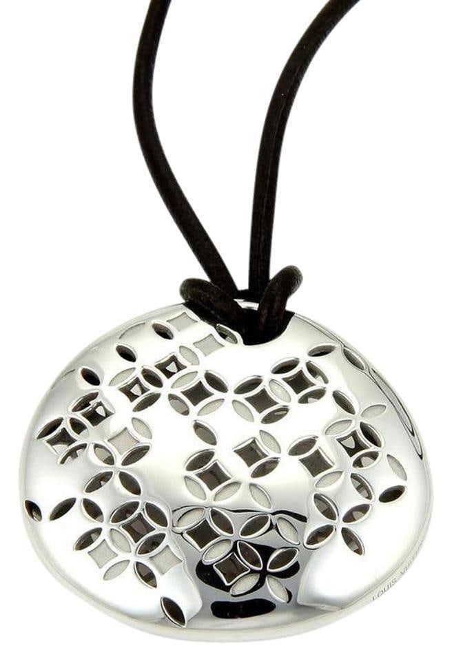 Louis Vuitton Gallea 18k White Gold Pendant Necklace with Box: Louis Vuitton Gallea 18k White Gold Pendant Necklace with Box This exquisite necklace from the Louis Vuitton Gallea Monogram collection showcases an elegant design crafted from 18k white gold. The pen