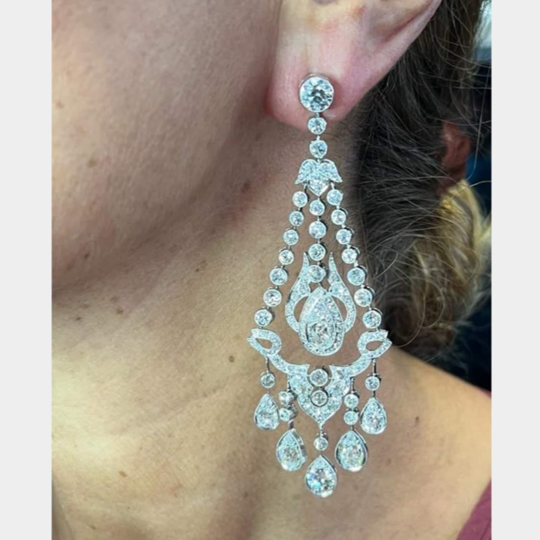28.50 Ct Diamond Chandelier Earrings in Platinum F-G VVS1-SI1: 28.50 Ct Diamond Chandelier Earrings in Platinum F-G VVS1-SI1 These stunning chandelier earrings feature an impressive total weight of approximately 28.50 carats of Diamonds, showcasing a beautiful ar