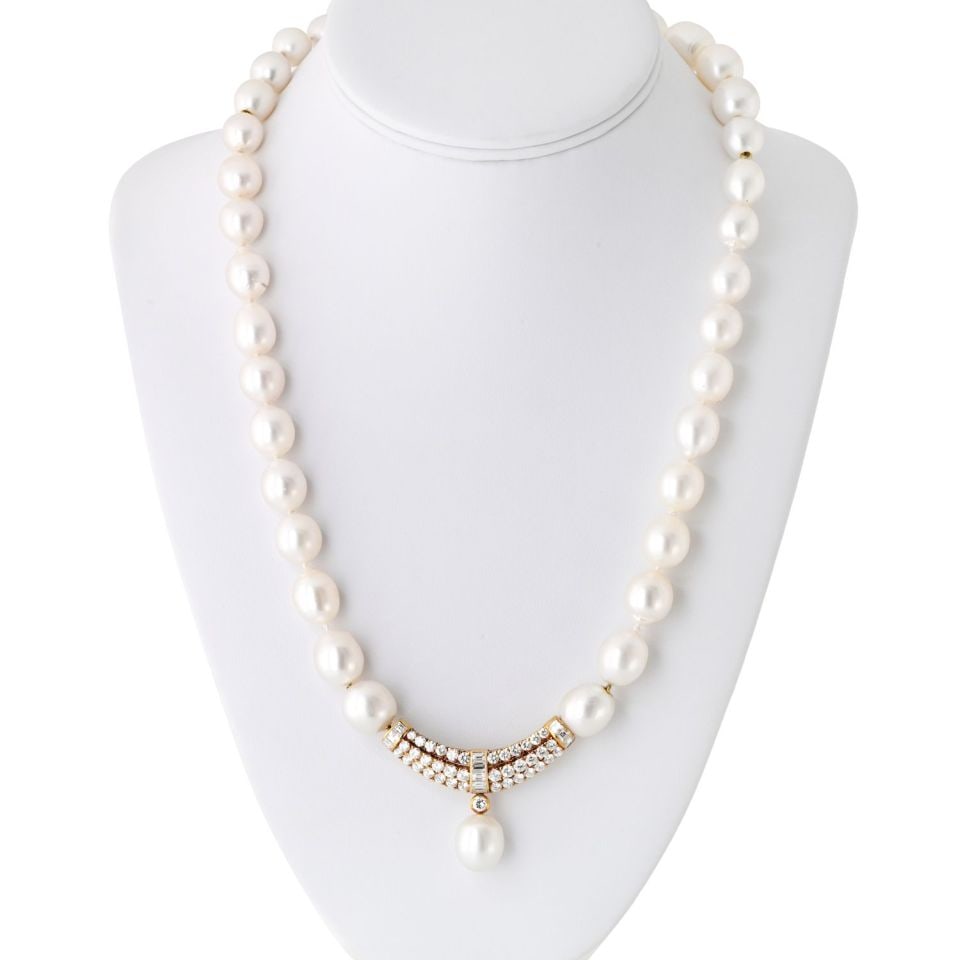 Vintage 18K Yellow Gold Mabe Pearl Diamond Necklace 6 Cts: Vintage 18K Yellow Gold Mabe Pearl Diamond Necklace 6 Cts This exquisite vintage necklace is a stunning combination of luxurious 18K yellow gold, aged mabe pearls, and sparkling diamonds. Crafted with
