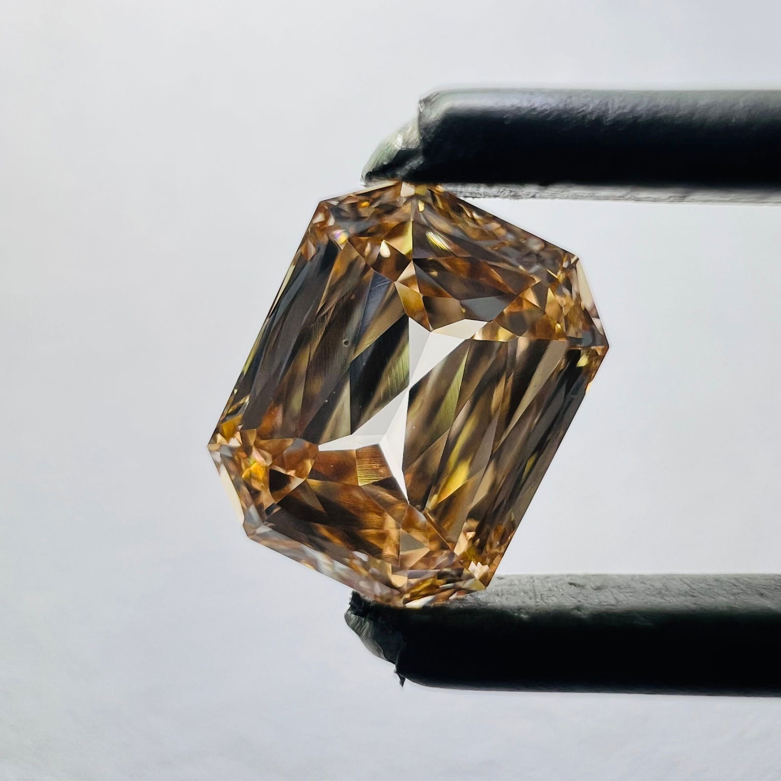 Loose Diamond - EMERALD 0.83ct Orange VS1: Loose Diamond - EMERALD 0.83ct Orange VS1 Source: This is a real non-mined Diamond that has been grown in a lab Shape: EMERALD Carats: 0.83 Color: Orange Certification: NONE Video: