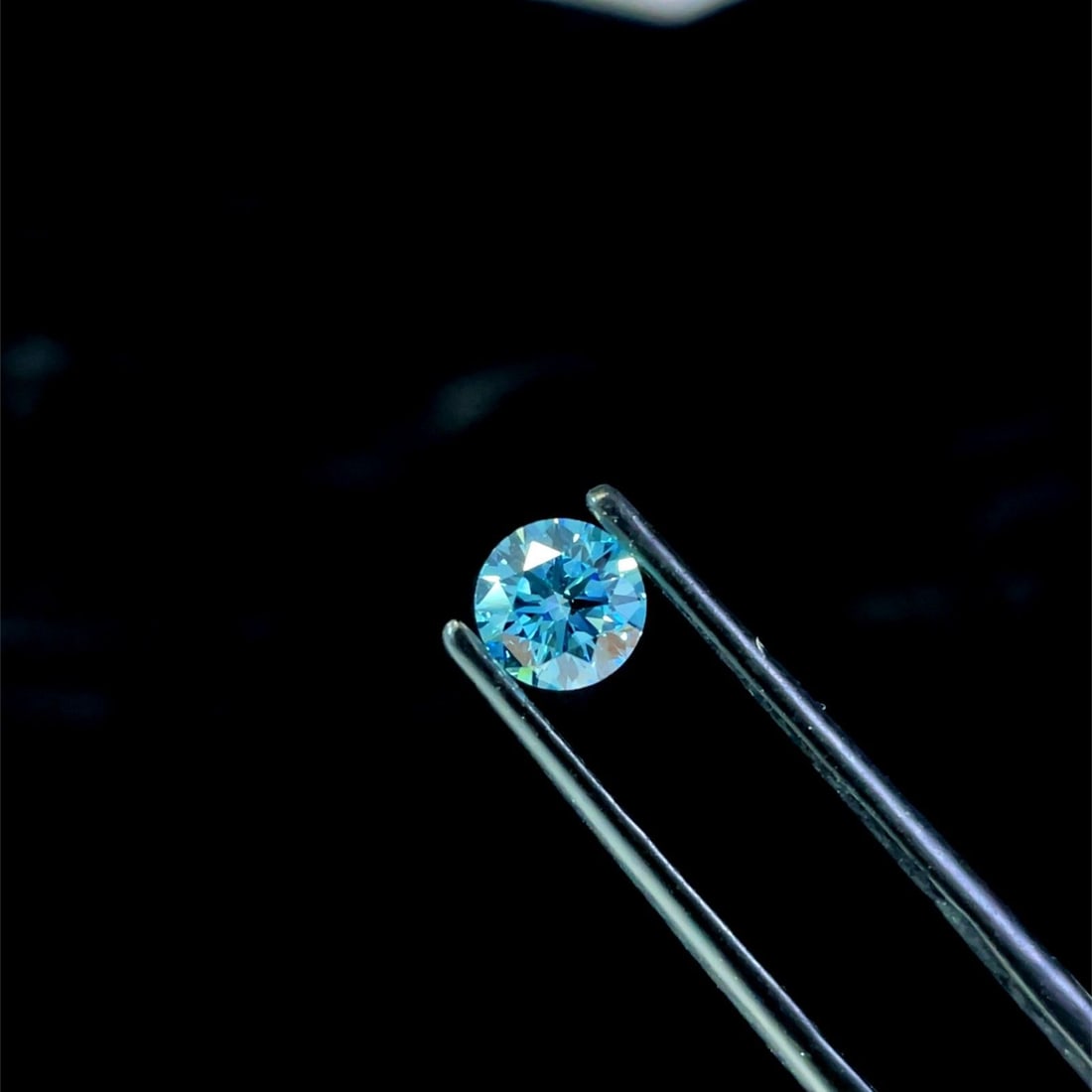 Ideal Loose Diamond - ROUND 0.71ct Blue VVS1: Ideal Loose Diamond - ROUND 0.71ct Blue VVS1 Source: This is a real non-mined Diamond that has been grown in a lab Shape: ROUND Carats: 0.71 Color: Blue Certification: NONE The Diamond Depot Guarantee