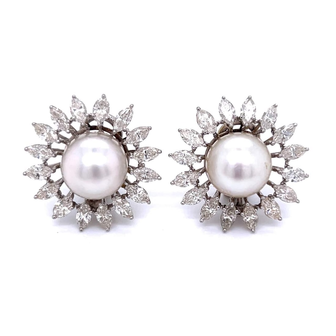 Elegant 18K White Gold South Sea Pearl Diamond Earrings: Elegant 18K White Gold South Sea Pearl Diamond Earrings These exquisite earrings showcase the elegance of 18K white gold, featuring stunning South Sea pearls and brilliant diamonds. Each earring is ad