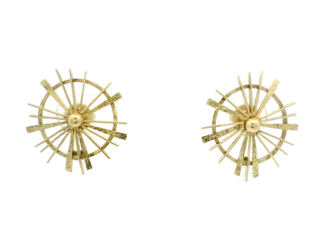 Vintage Handmade 18k Yellow Gold Starburst Stud Earrings: Vintage Handmade 18k Yellow Gold Starburst Stud Earrings These vintage handmade stud earrings are crafted from solid 18k yellow gold, showcasing a unique textured starburst design. Weighing 4.8 grams,