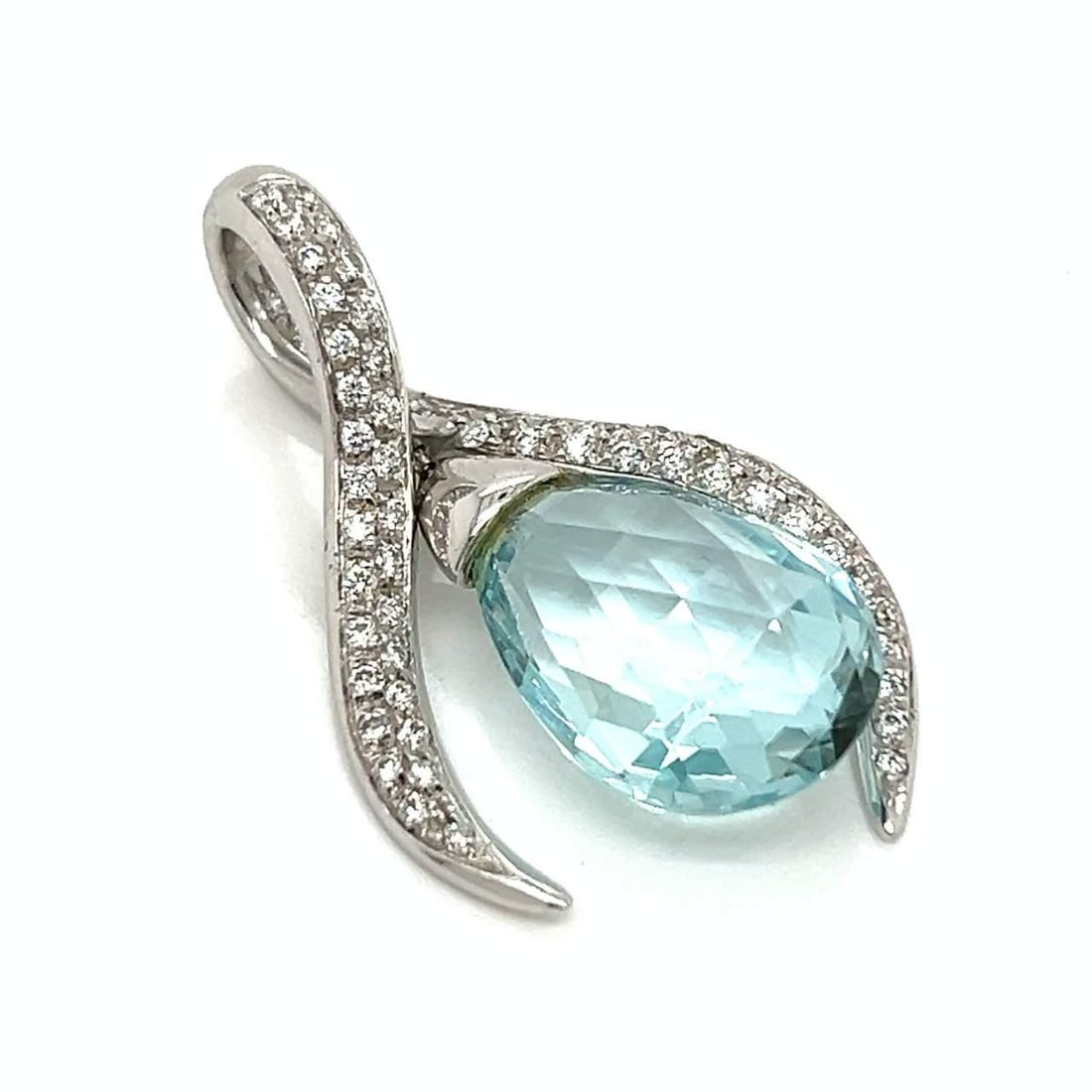 18K White Gold Aquamarine 8.00 Ct Diamond Pendant 60 Diamonds: 18K White Gold Aquamarine 8.00 Ct Diamond Pendant 60 Diamonds This exquisite 18K White Gold Aquamarine and Diamond Pendant showcases a stunning aquamarine weighing approximately 8.00 Ct, beautifully c