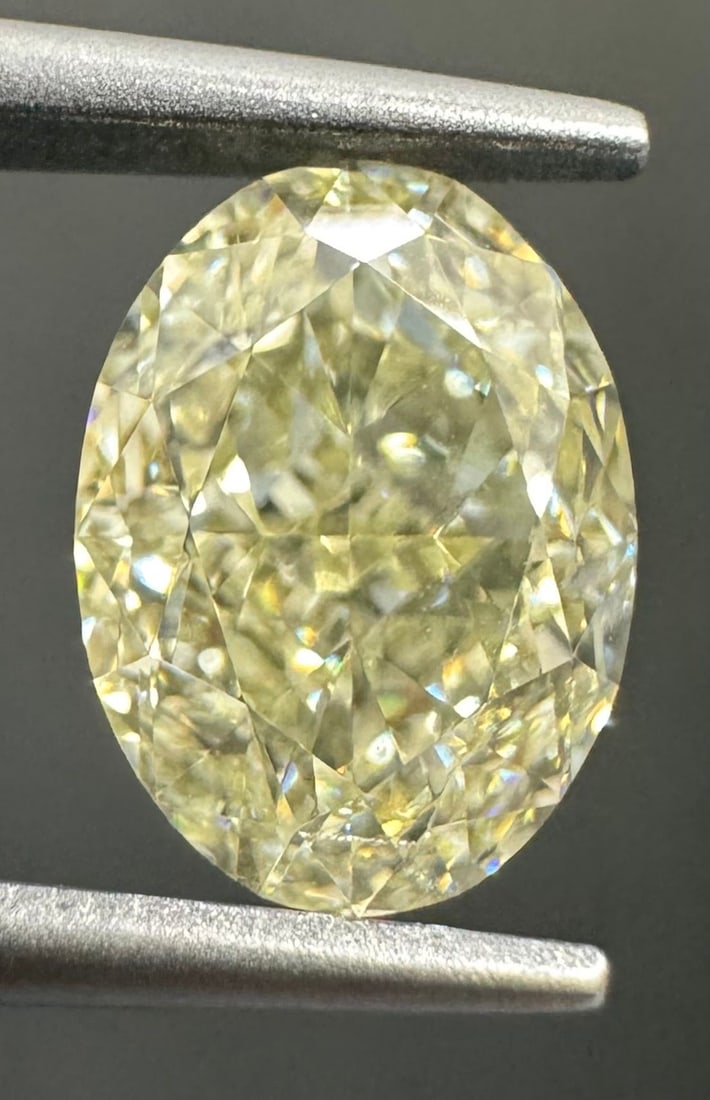 Loose Diamond - OVAL 1.78ct W-X VS2: Loose Diamond - OVAL 1.78ct W-X VS2 Source: Natural Shape: OVAL Carats: 1.78 Color: W-X Certification: GIA The Diamond Depot Guarantee: All items in this auction are guaranteed to be 100% authentic. A