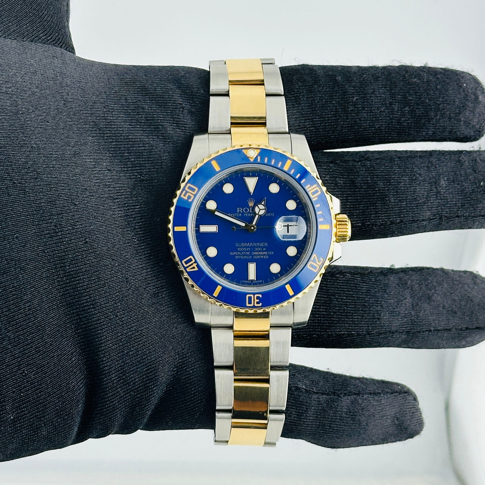 Submariner Oyster Reference 16613 Men's Blue Dial Watch with Card 2011: Submariner Oyster Reference 16613 Men's Blue Dial Watch with Card 2011 This Rolex Submariner features a striking blue dial, a ceramic bezel, and is paired with the iconic Oyster bracelet. The timepiec