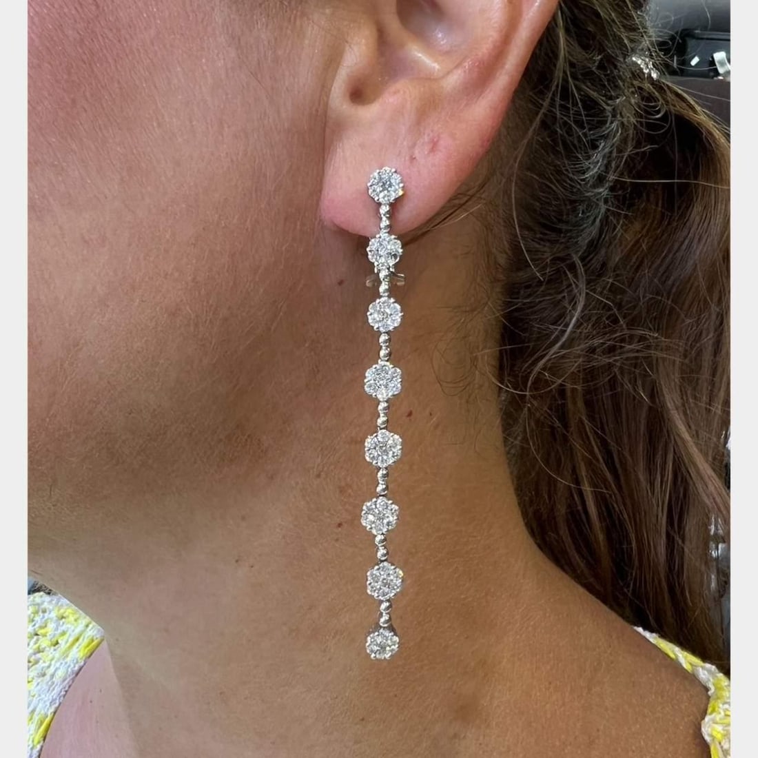 18K White Gold Diamond Earrings 3.90 Ct 112 Diamonds H-J SI1-SI3: 18K White Gold Diamond Earrings 3.90 Ct 112 Diamonds H-J SI1-SI3 These exquisite 18K white gold earrings feature a stunning total diamond weight of approximately 3.90 ct. Crafted with precision, the e