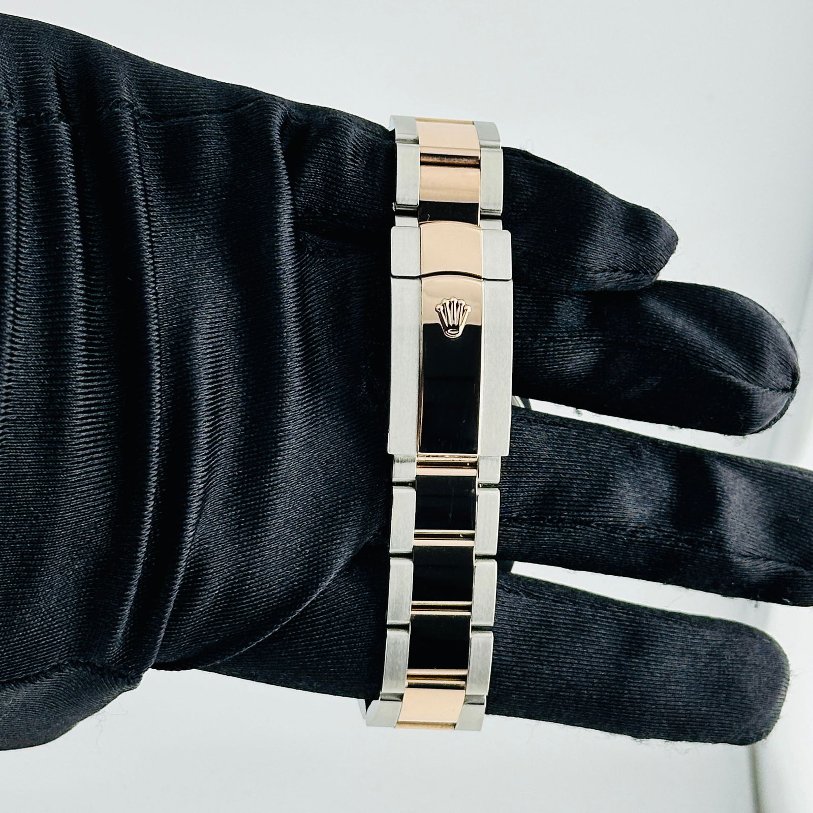 2020 Rolex Datejust Ref 126331 Chocolate Index Dial Oyster Bracelet With Card: 2020 Rolex Datejust Ref 126331 Chocolate Index Dial Oyster Bracelet With Card This Rolex Datejust watch features a chocolate index dial and a fluted bezel. It is equipped with an Oyster bracelet and c