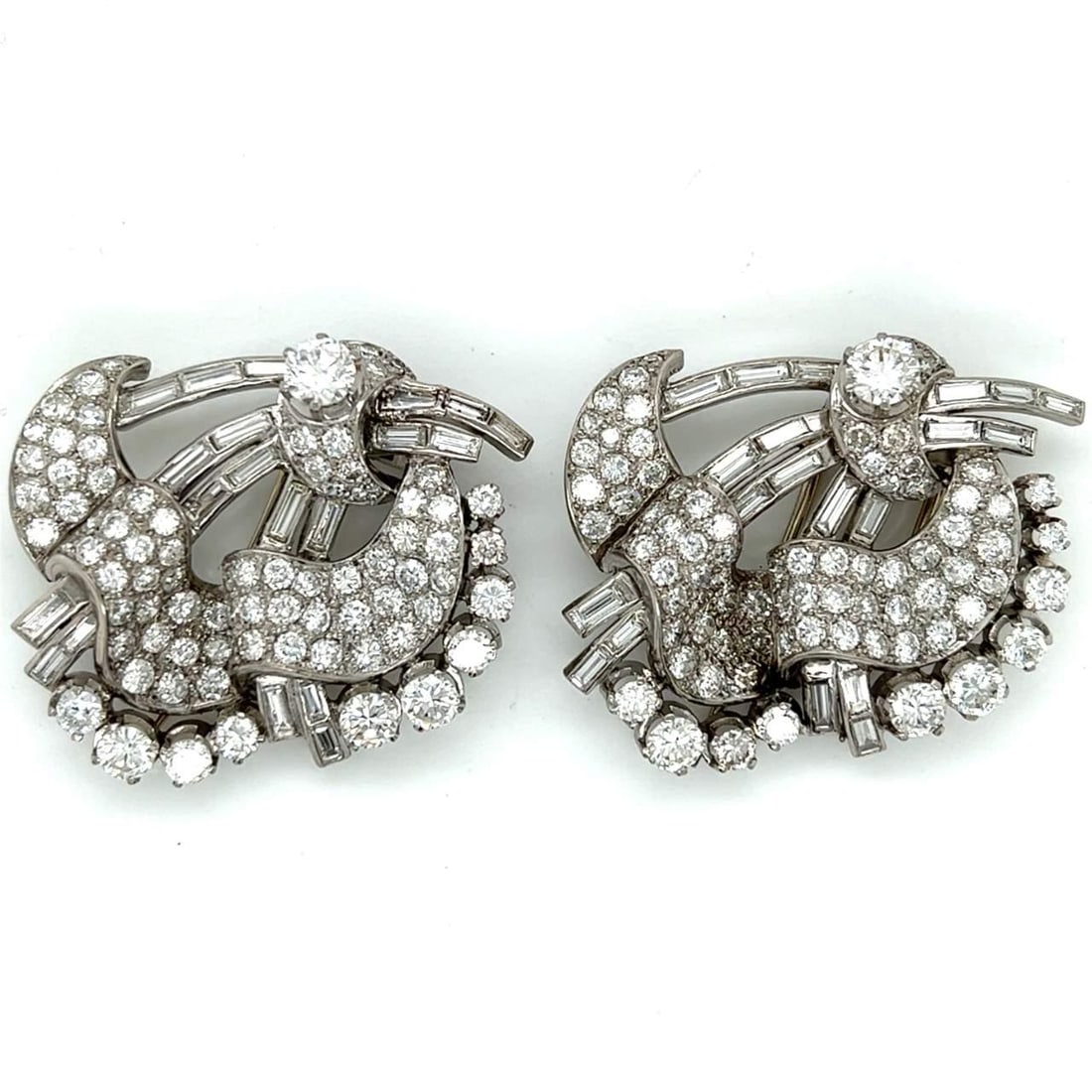 Art Deco Platinum Diamond Clips 22.00 Ct F-G VVS-VS: Art Deco Platinum Diamond Clips 22.00 Ct F-G VVS-VS Elevate your jewelry collection with these exquisite Art Deco platinum diamond clips. Weighing 38.1 grams, these stunning clips are adorned with num