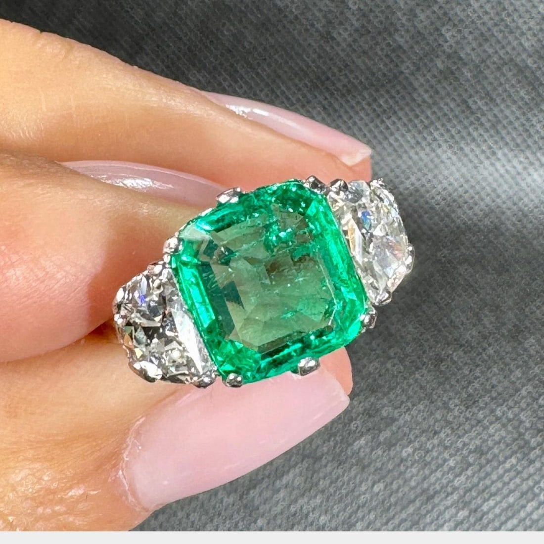 Art Deco Platinum Ring AGL Certified 2.60 Ct Colombian Emerald 1.40 Ct Diamonds: Art Deco Platinum Ring AGL Certified 2.60 Ct Colombian Emerald 1.40 Ct Diamonds This stunning Art Deco ring features a luxurious AGL Certified Colombian Emerald, approximately 2.60 Ct, beautifully com