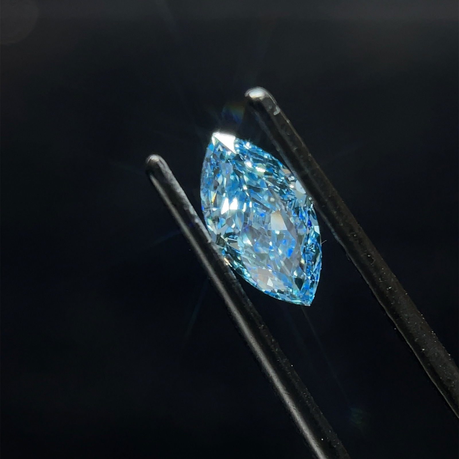 Loose Diamond - MARQUISE 1.0ct Fancy Vivid Blue VS1: Loose Diamond - MARQUISE 1.0ct Fancy Vivid Blue VS1 Source: This is a real non-mined Diamond that has been grown in a lab Shape: MARQUISE Carats: 1.0 Color: Fancy Vivid Blue Certification: IGI The Dia
