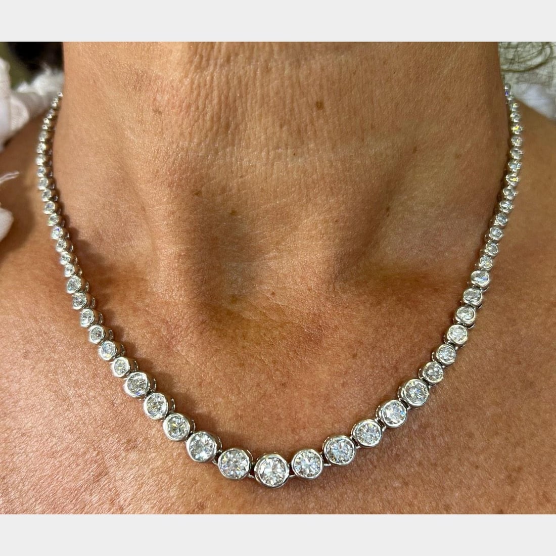 Platinum 11.00 Ct Graduated Diamond Necklace 92 Diamonds H-I VVS-VS: Platinum 11.00 Ct Graduated Diamond Necklace 92 Diamonds H-I VVS-VS This exquisite graduated diamond necklace is crafted in platinum and weighs 51.8 grams. It features a stunning arrangement of 92 dia
