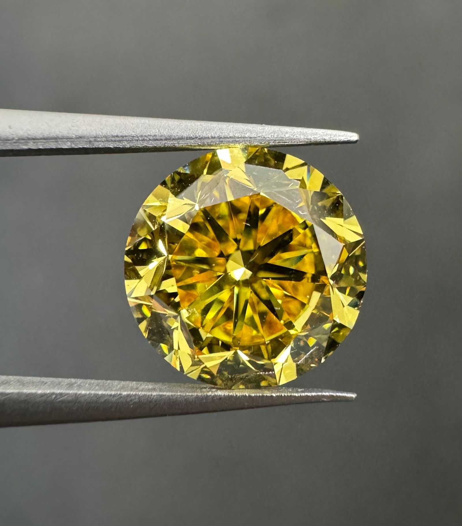 Loose Diamond - ROUND 3.02ct Fancy Vivid Yellow VS1: Loose Diamond - ROUND 3.02ct Fancy Vivid Yellow VS1 Source: Natural Shape: ROUND Carats: 3.02 Color: Fancy Vivid Yellow Certification: GIA Video: